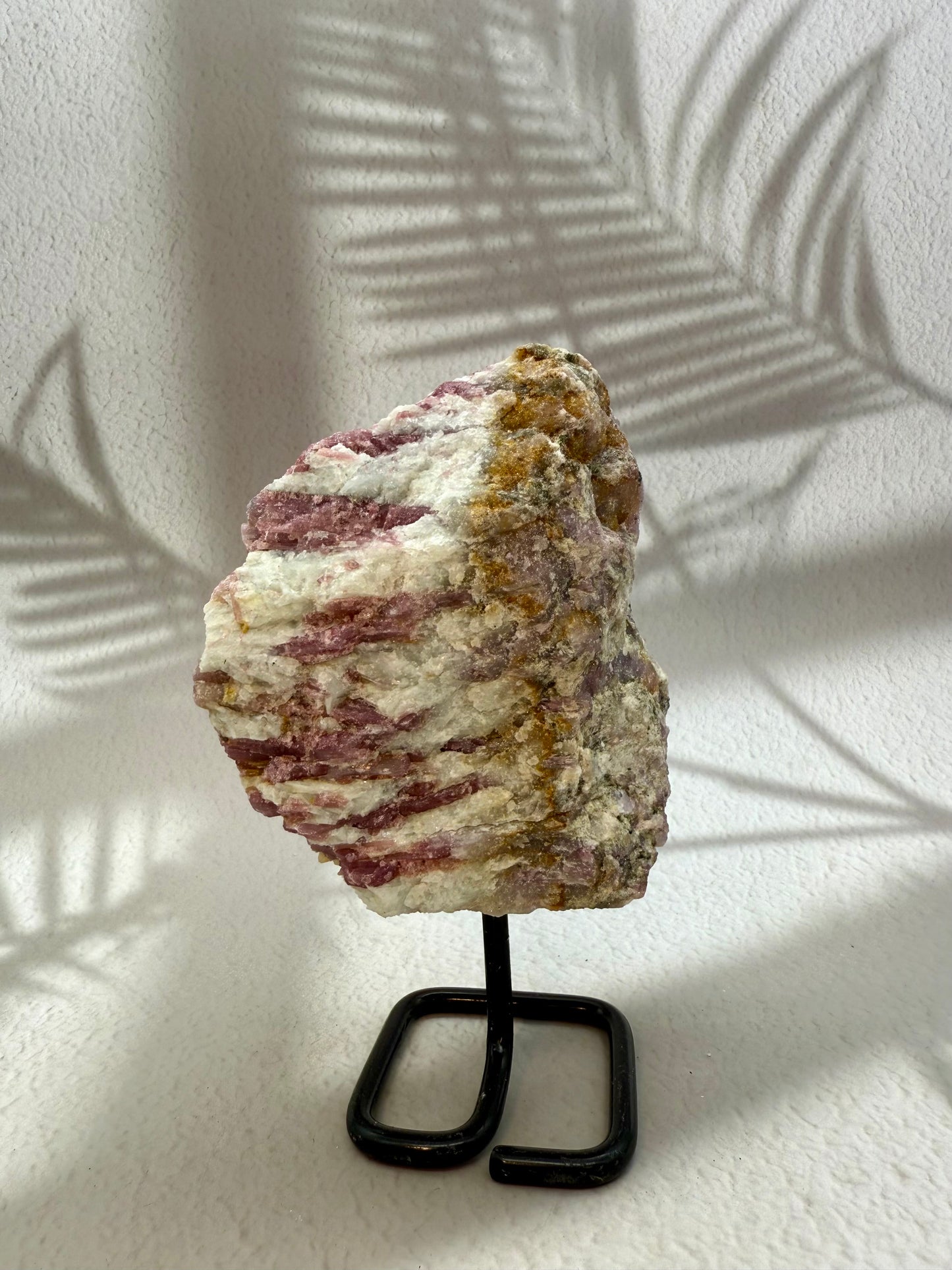 Pinker Turmalin auf Ständer II