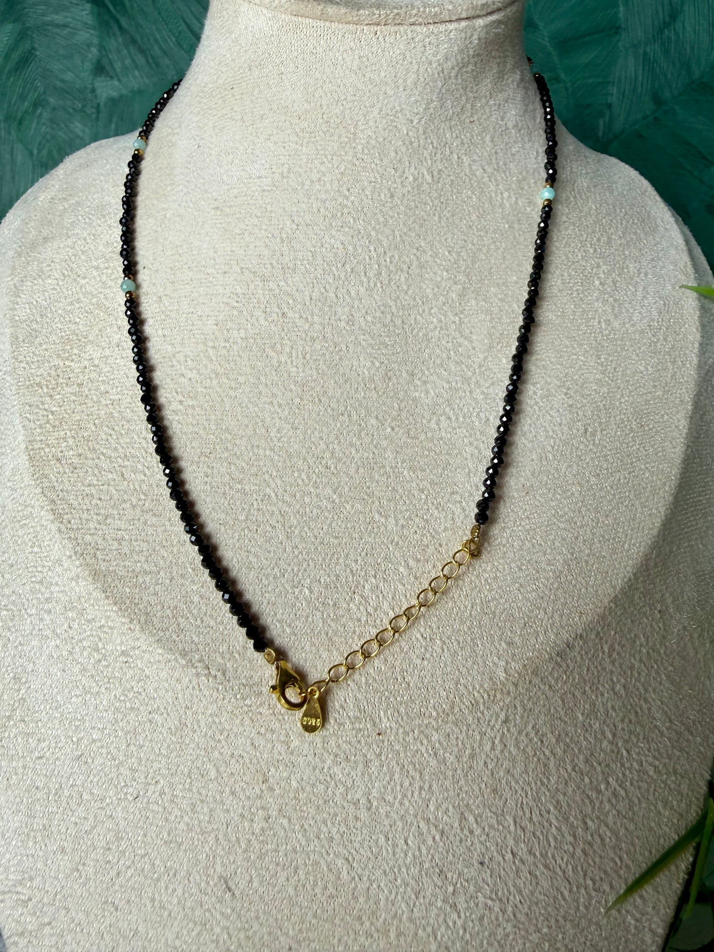 Edelsteinkette „Noir Éclat Tricolore“ Spinell, Aquamarin & Granat, 925 Silber, 18K vergoldet