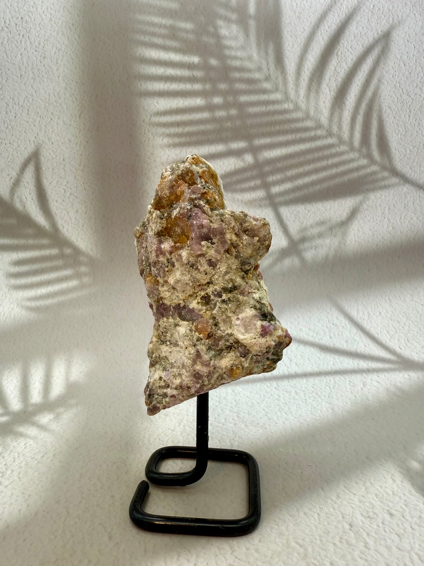 Pinker Turmalin auf Ständer II