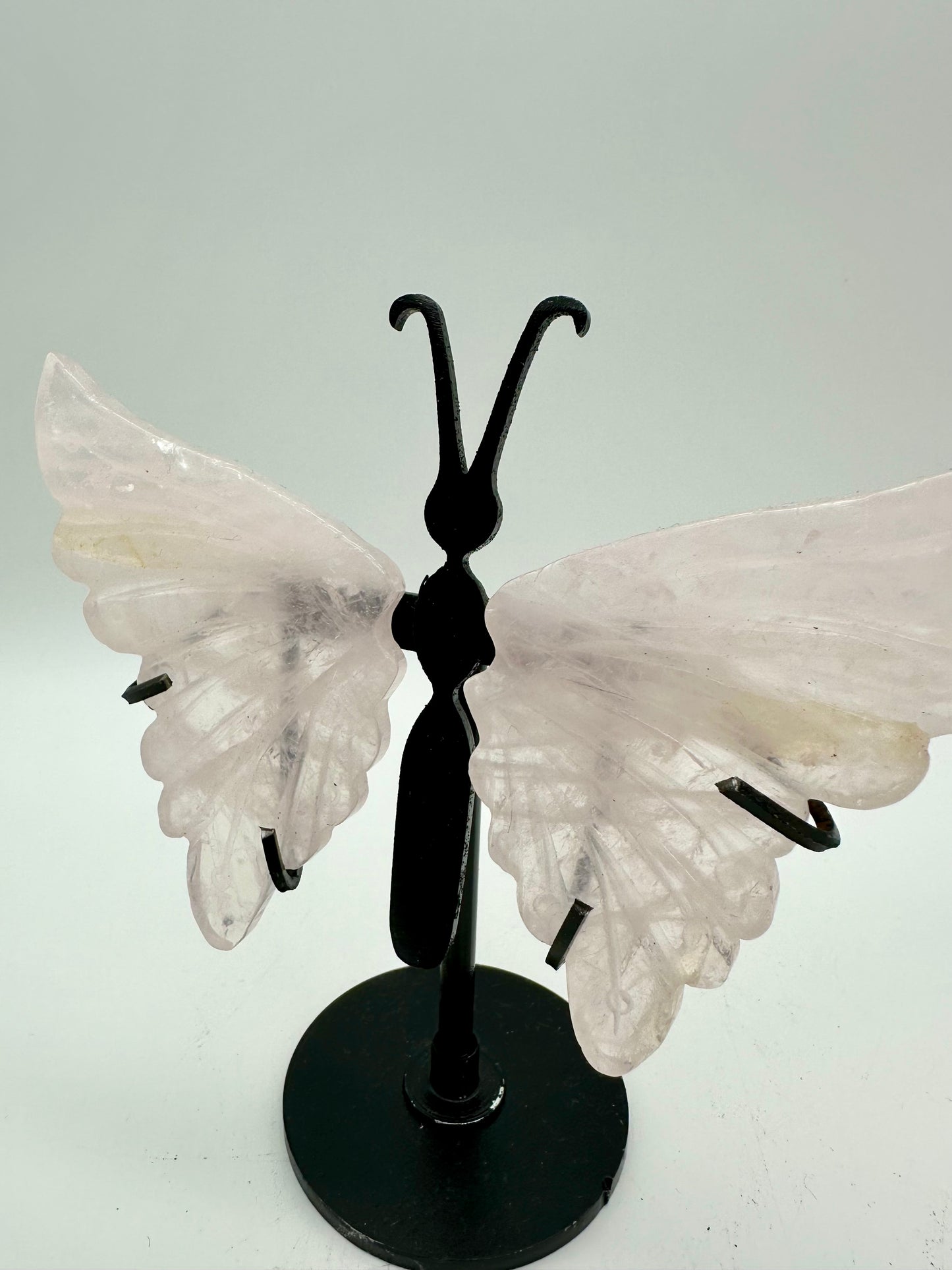 Rosenquarz Schmetterling auf Ständer
