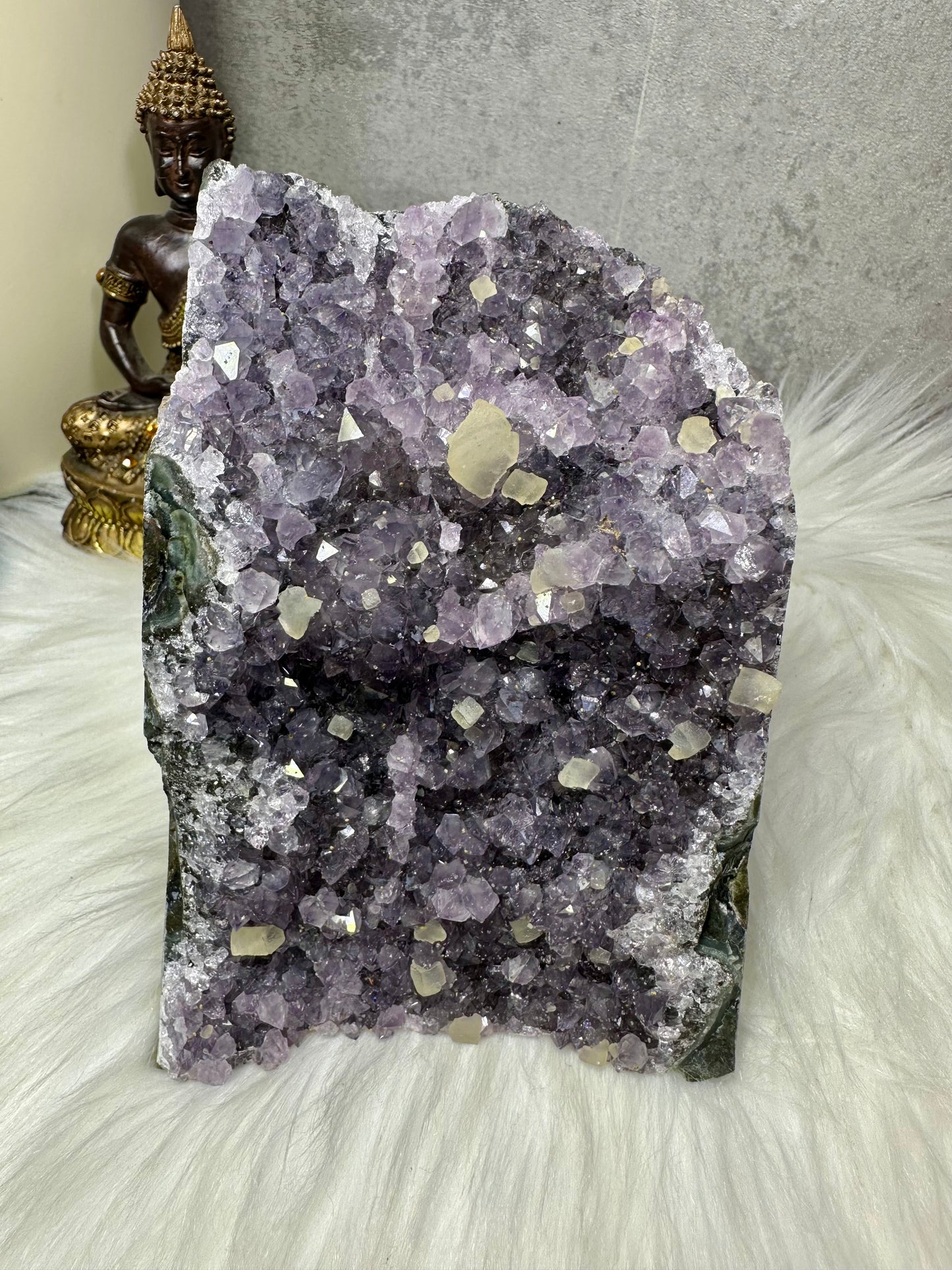 Amethyst mit Calcitwürfel
