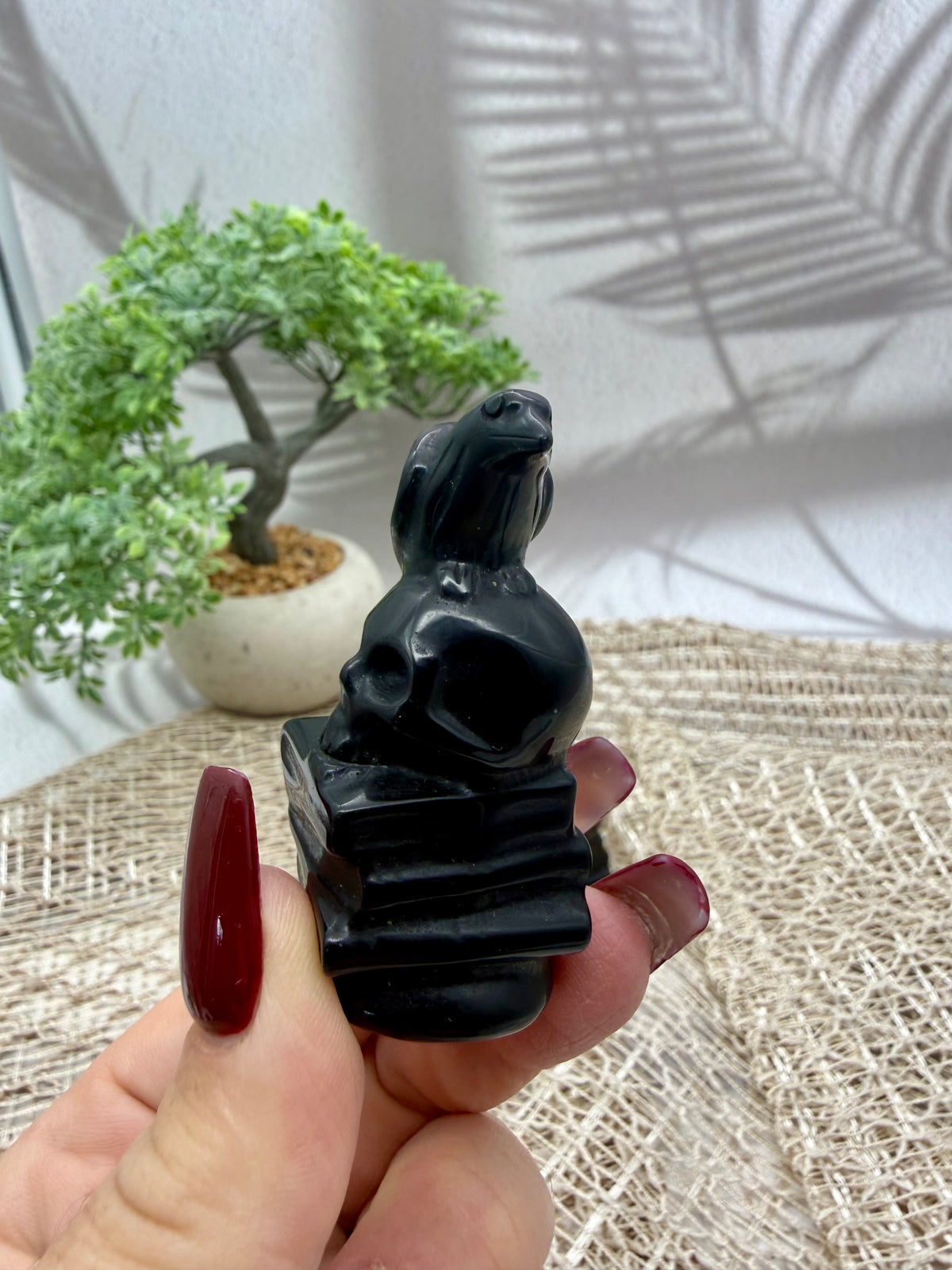 Turmalin Rabe mit Schädel Figur