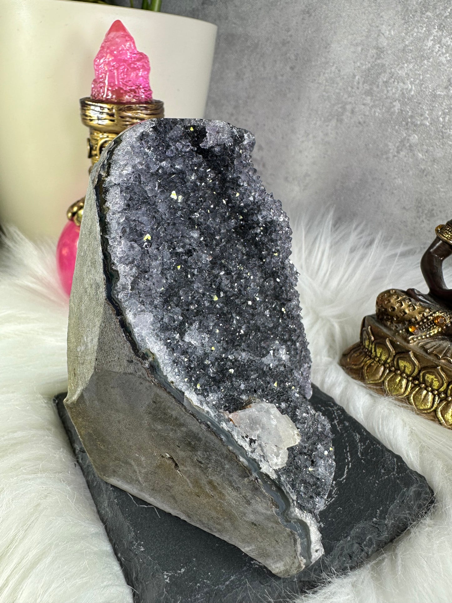 Graue Amethyst Druse mit Calcit
