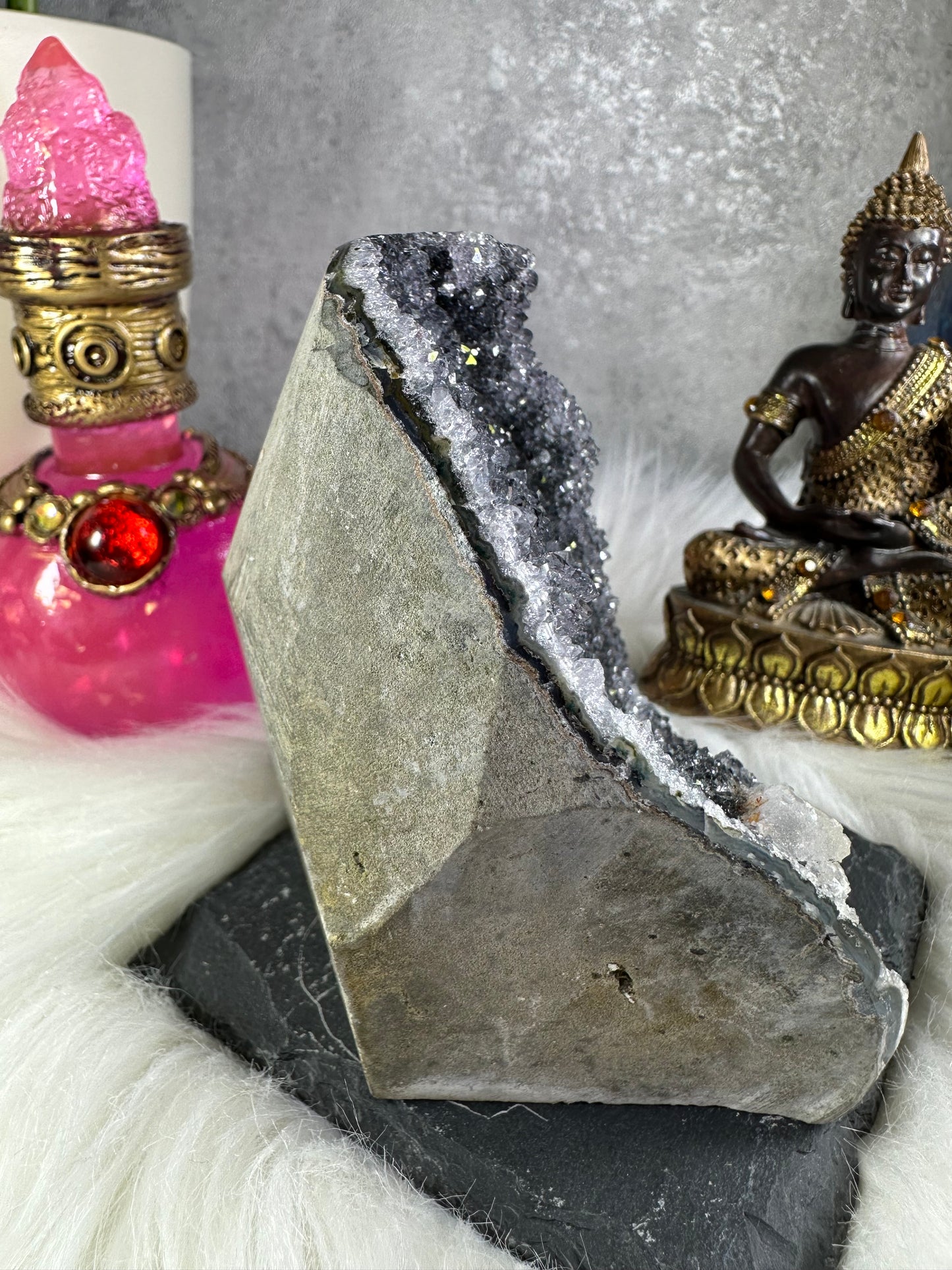 Graue Amethyst Druse mit Calcit