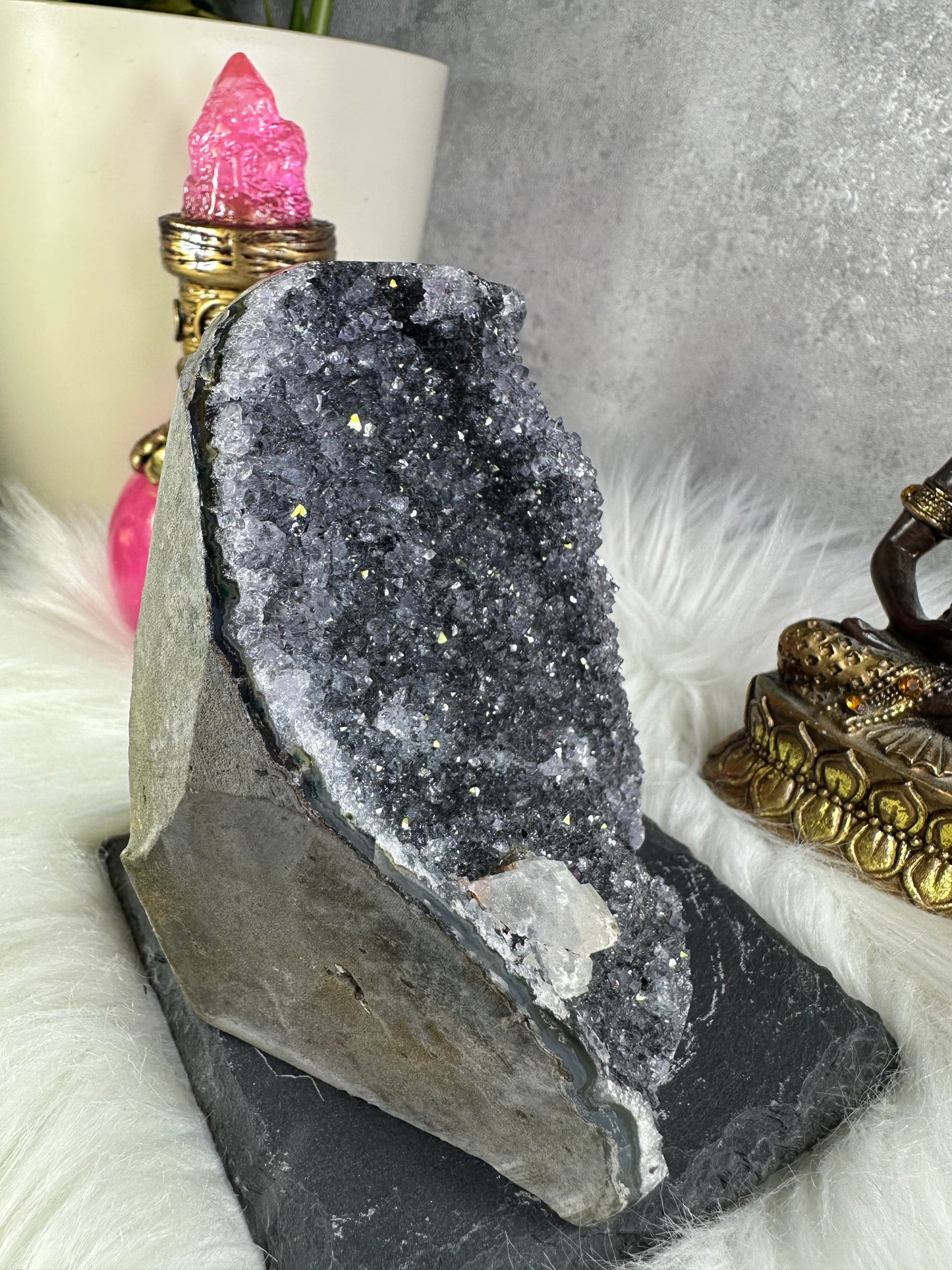 Graue Amethyst Druse mit Calcit
