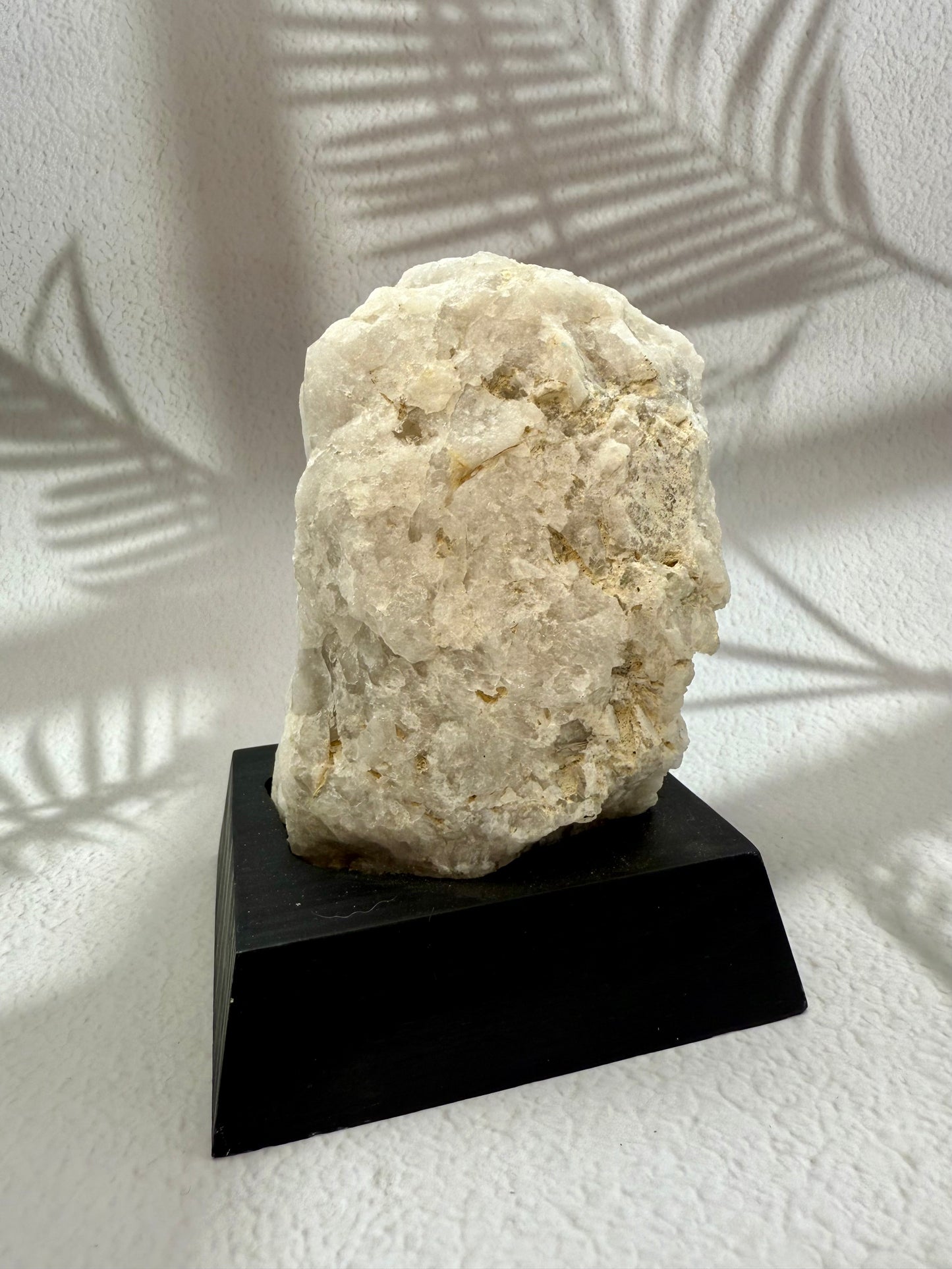 Bergkristall Druse auf Holzsockel I