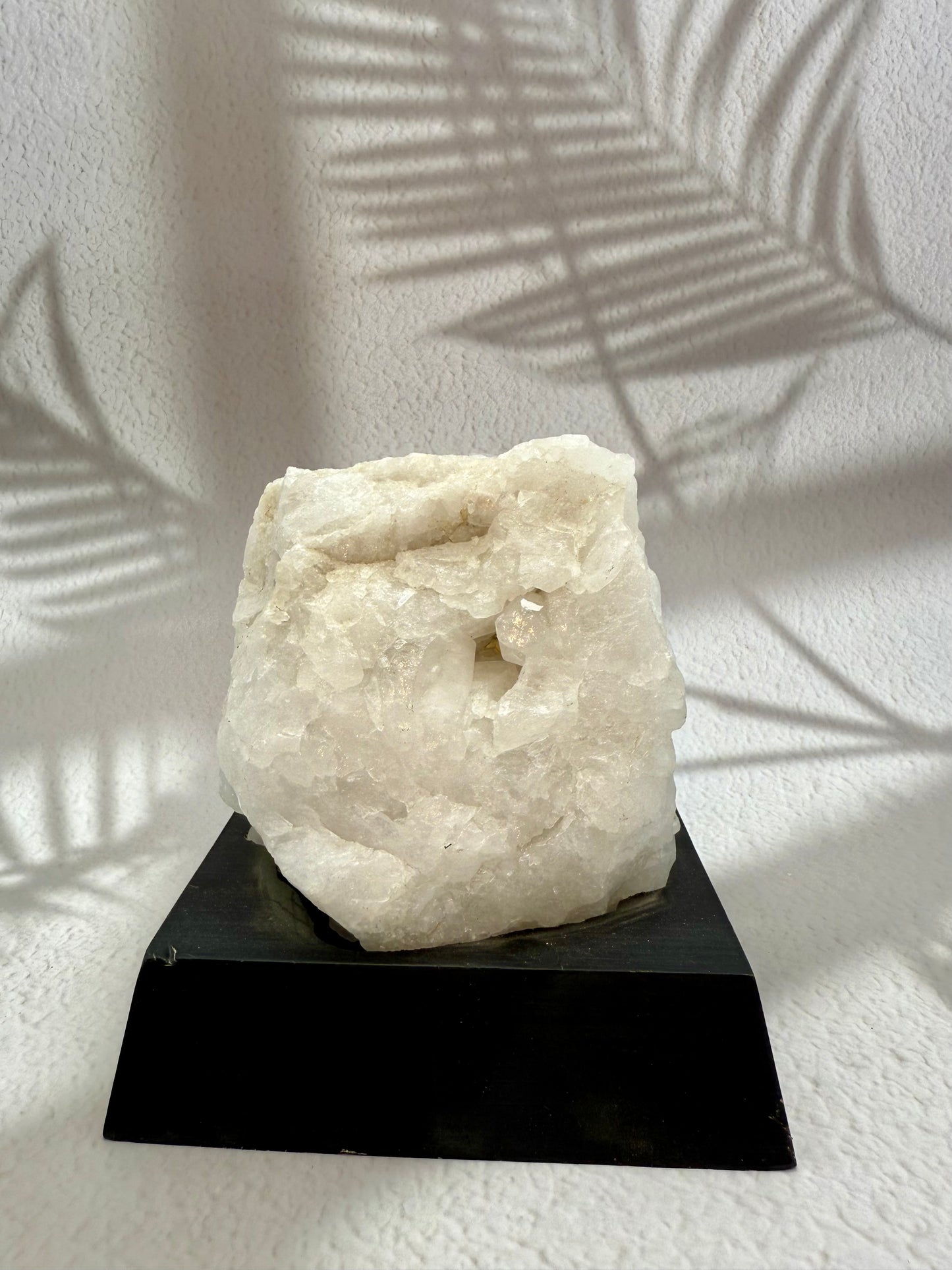 Bergkristall Druse auf Holzsockel II