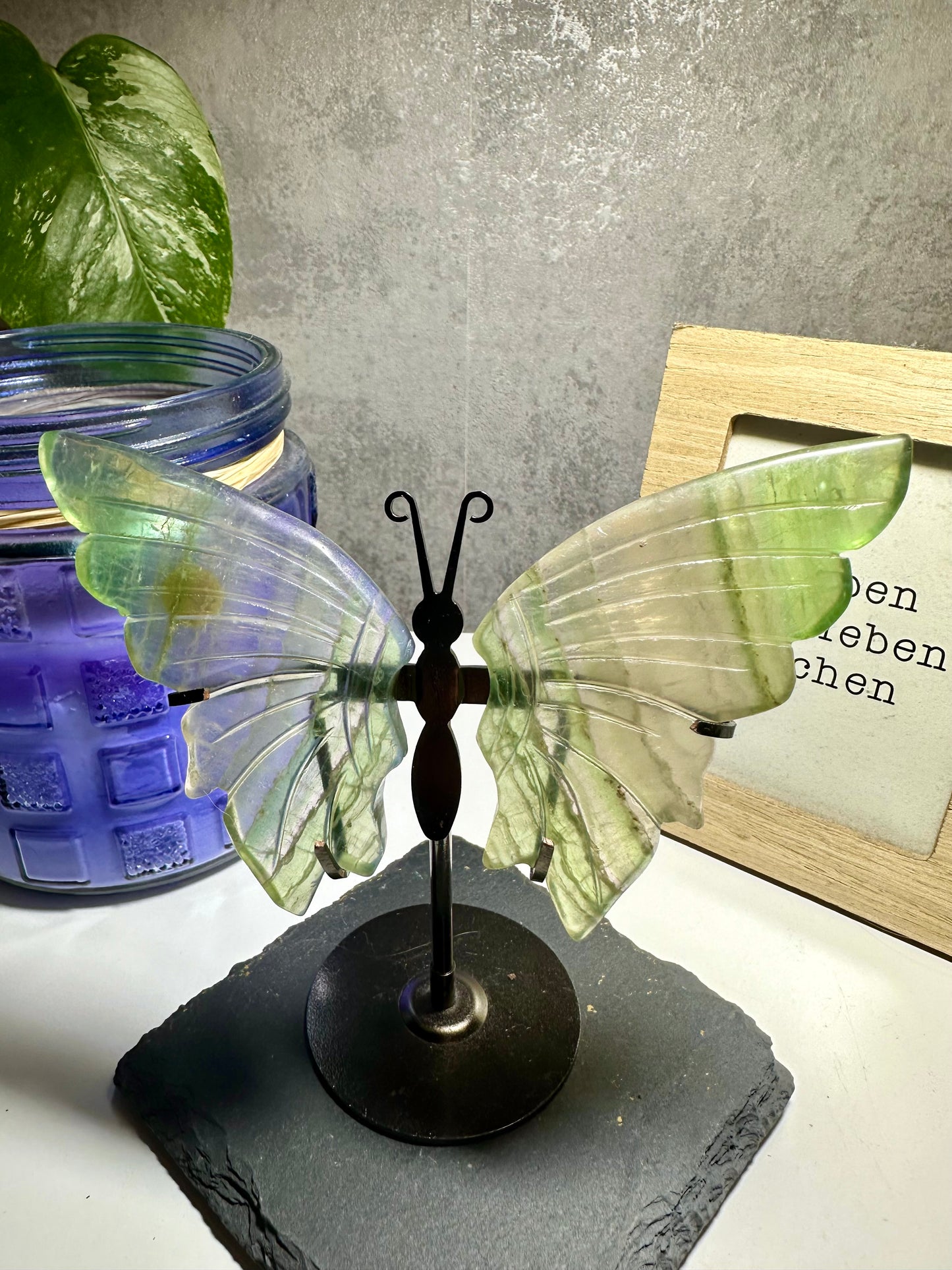 Regenbogen Fluorit Schmetterling auf Metallständer