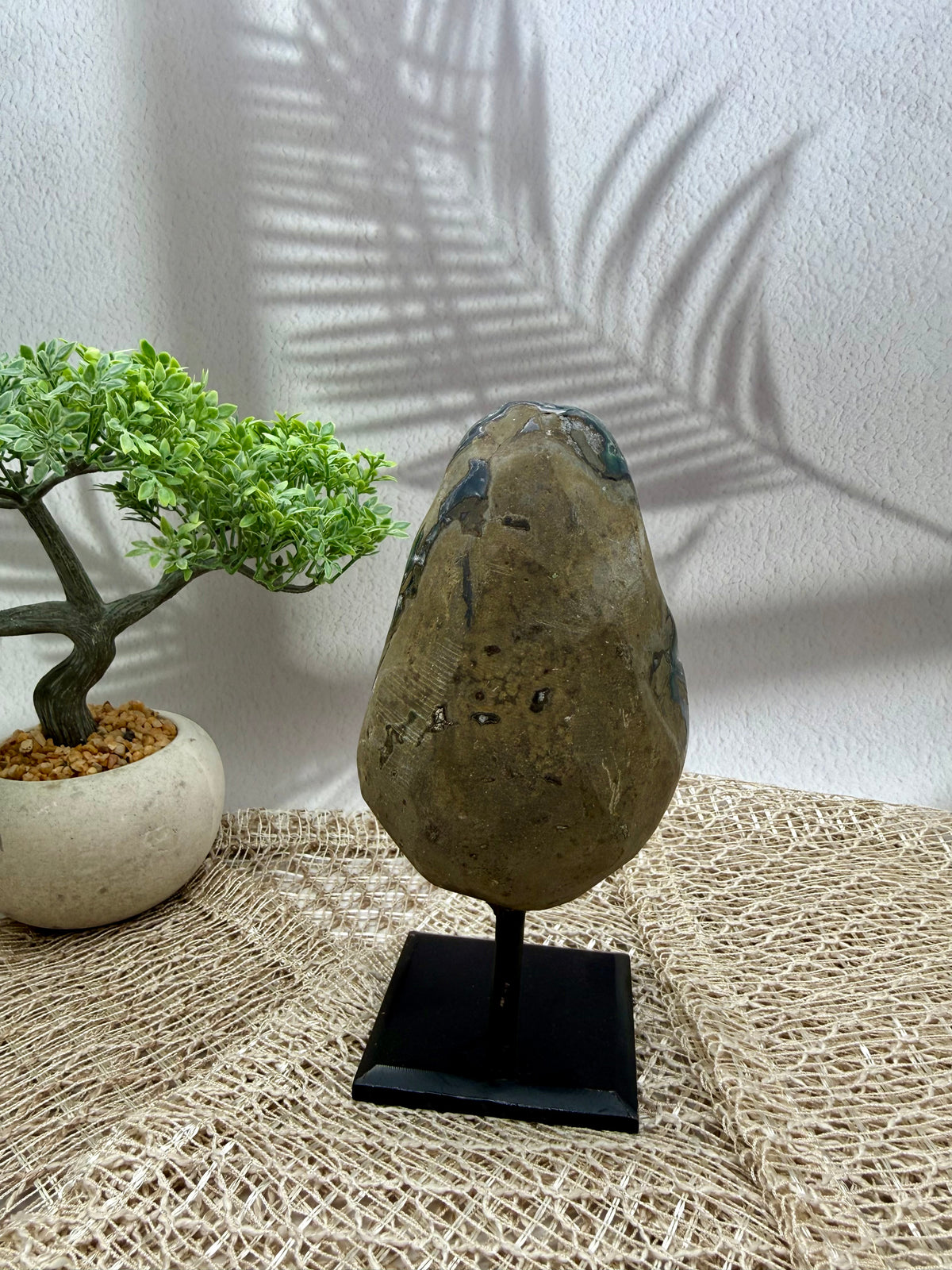 Amethyst grau/lila auf Ständer I