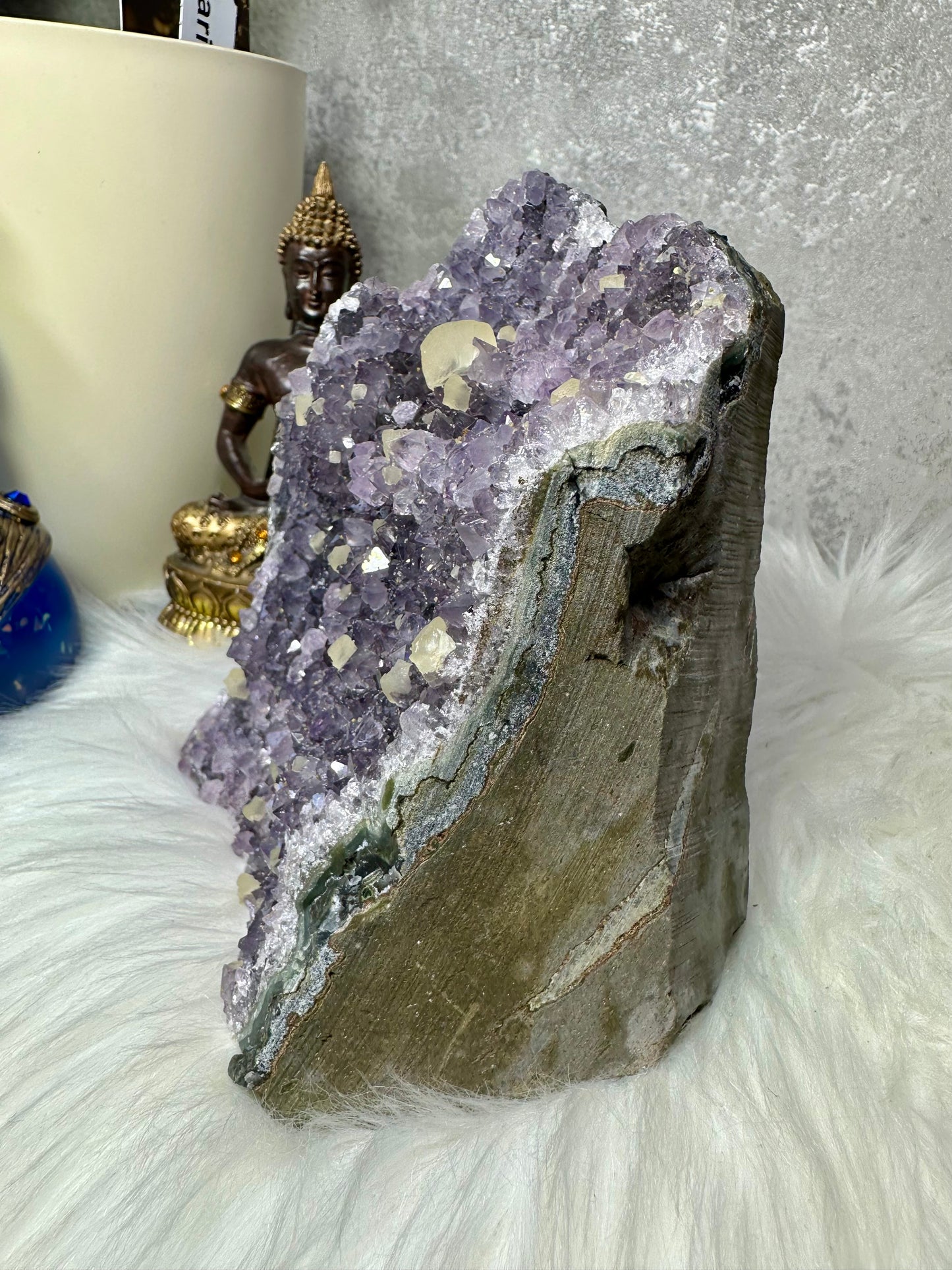 Amethyst mit Calcitwürfel