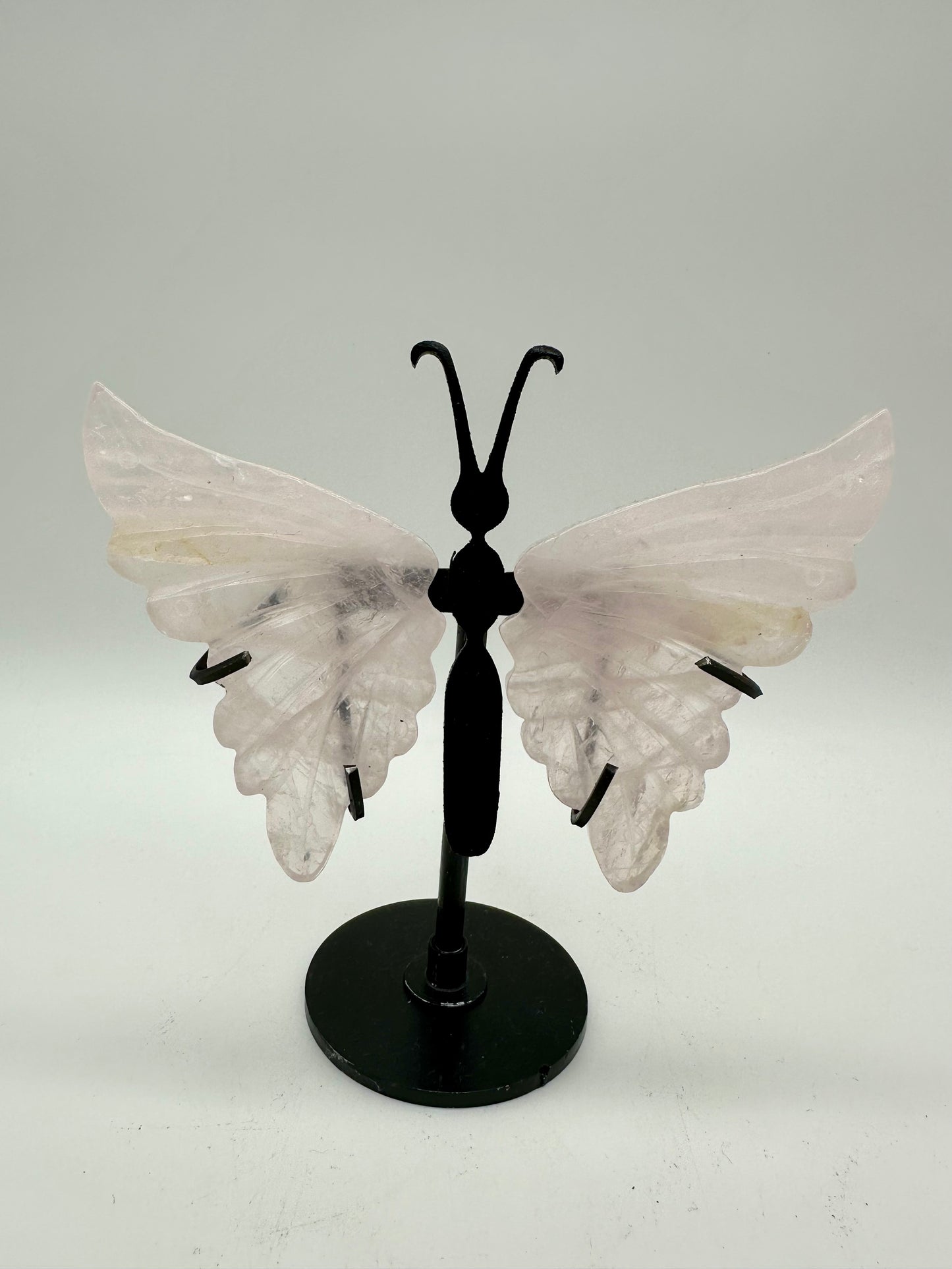 Rosenquarz Schmetterling auf Ständer