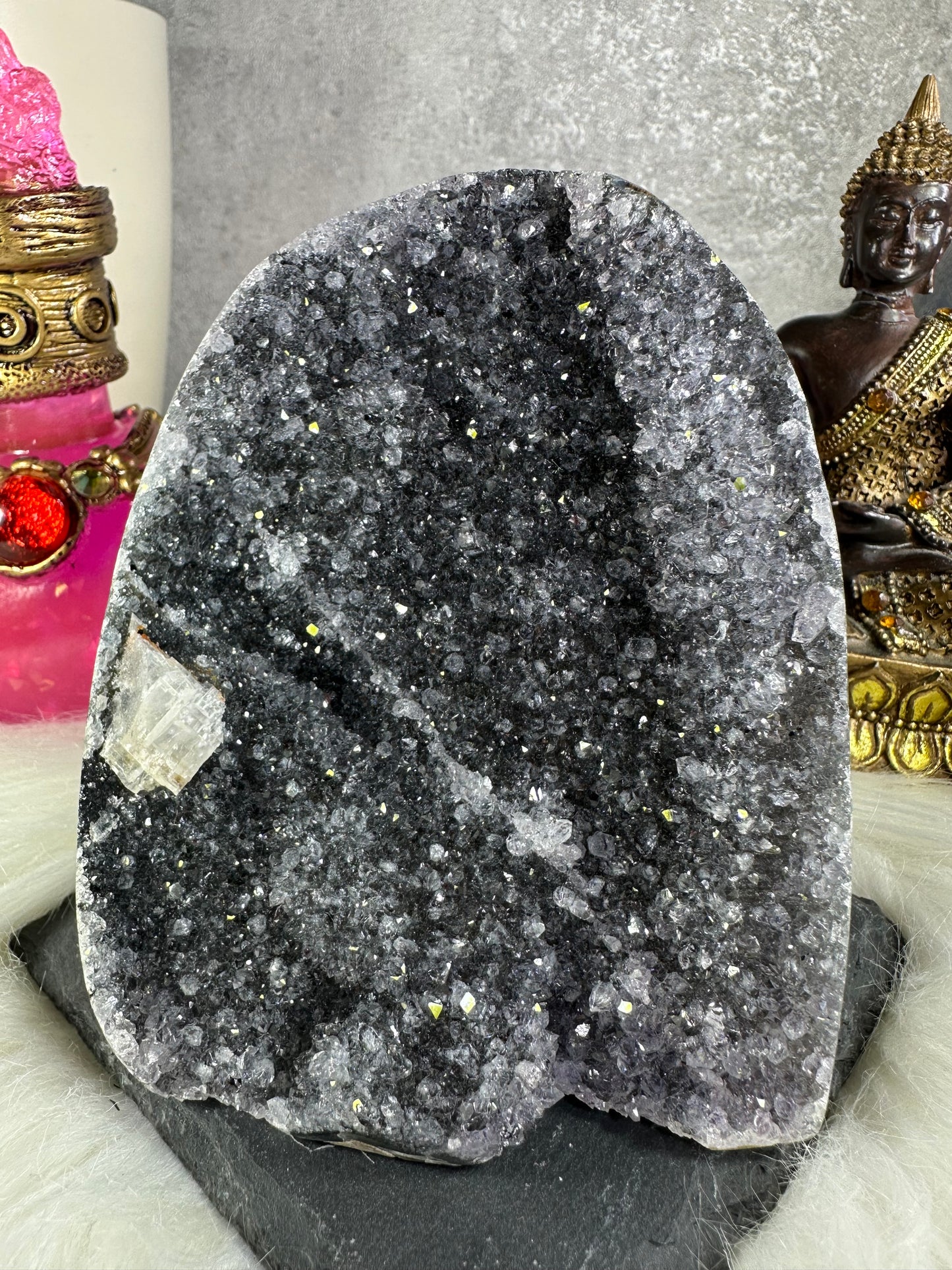 Graue Amethyst Druse mit Calcit