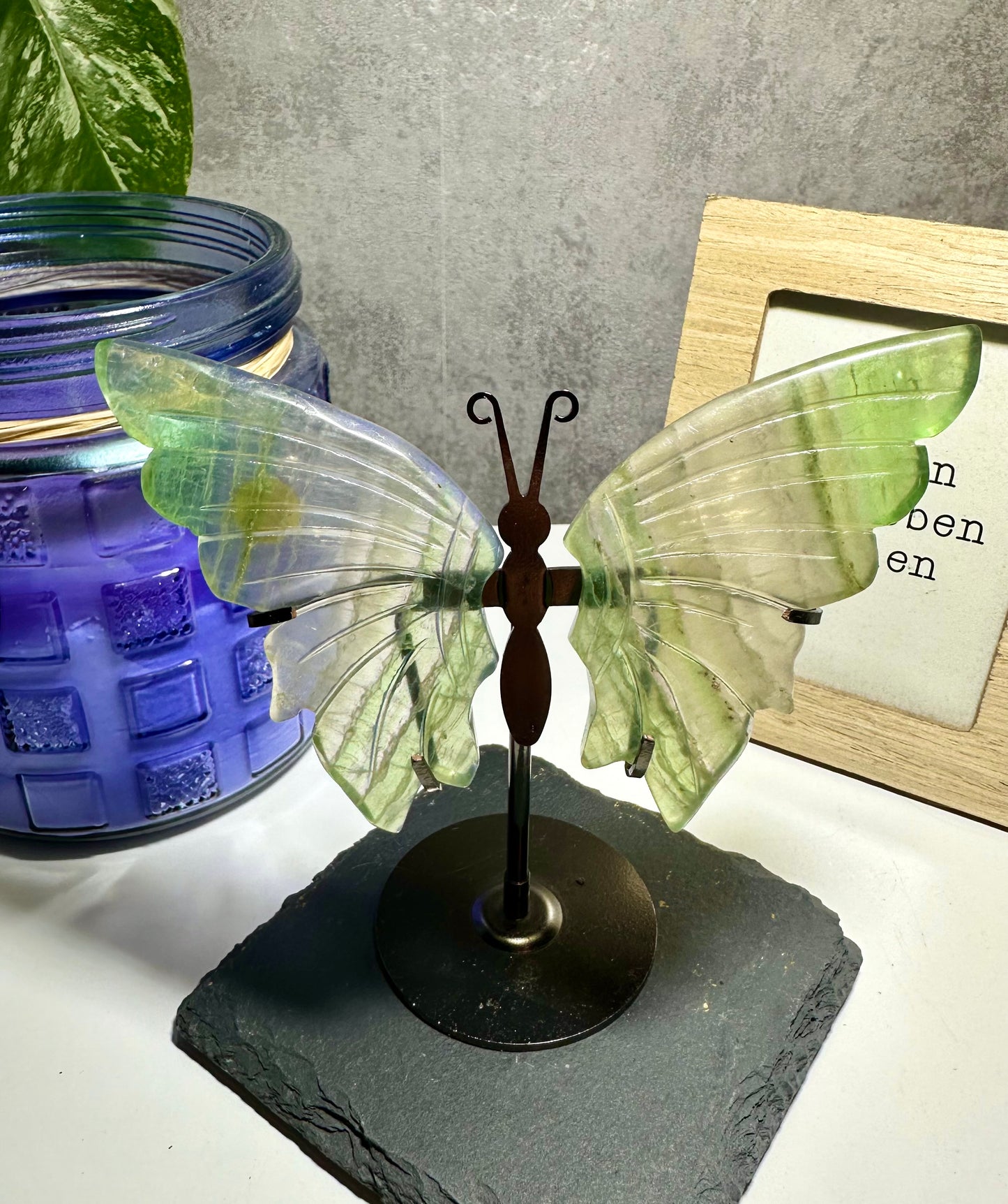 Regenbogen Fluorit Schmetterling auf Metallständer