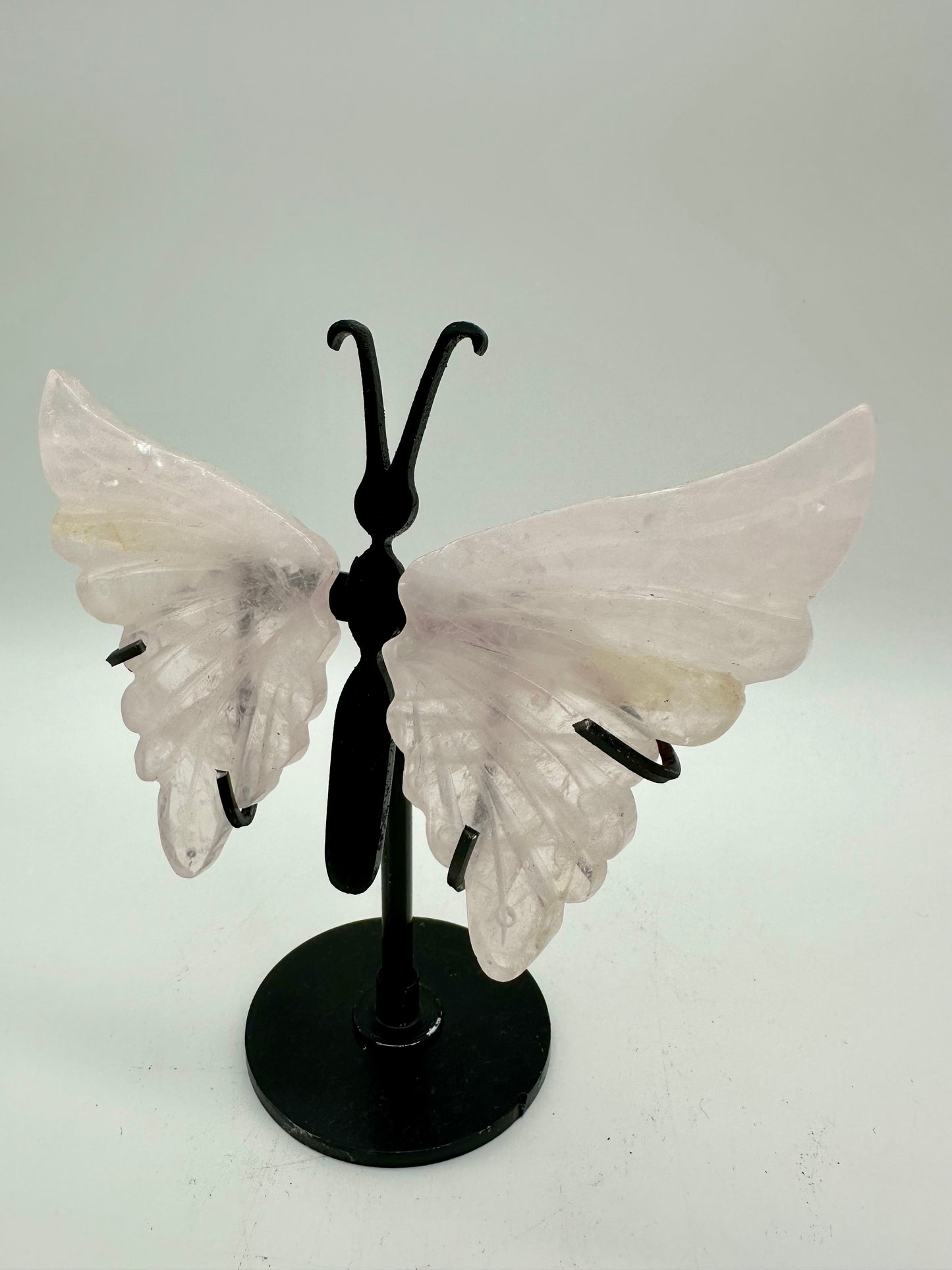 Rosenquarz Schmetterling auf Ständer