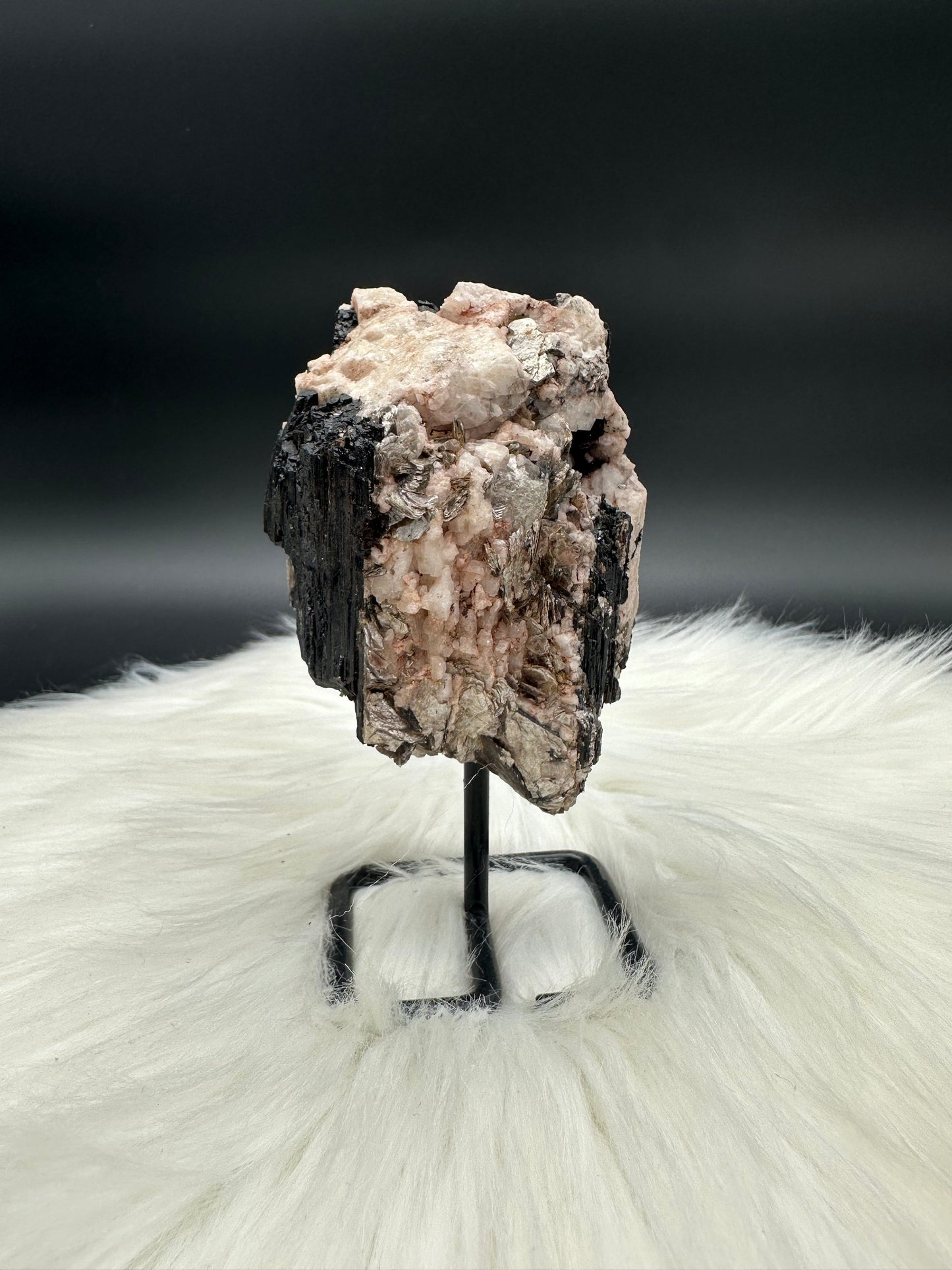 Schwarzer Turmalin mit Lepidolith roh IV
