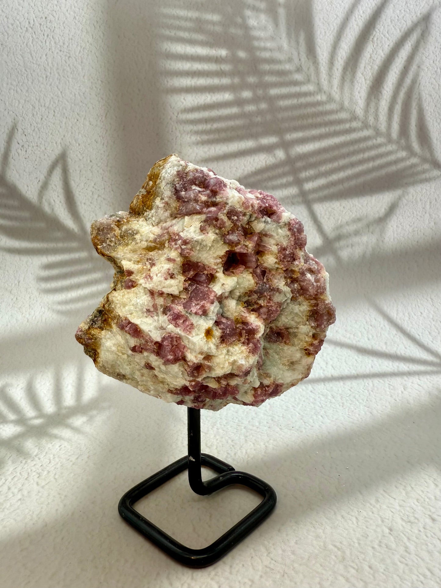 Pinker Turmalin auf Ständer II