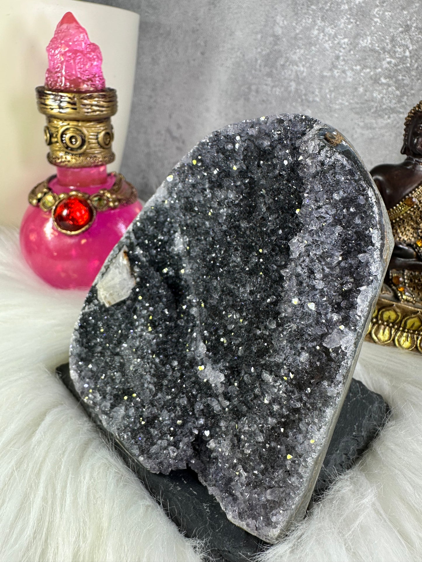 Graue Amethyst Druse mit Calcit