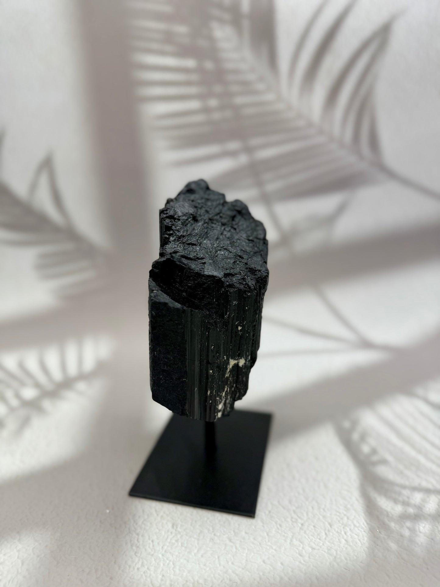 Schwarzer Turmalin roh auf Ständer