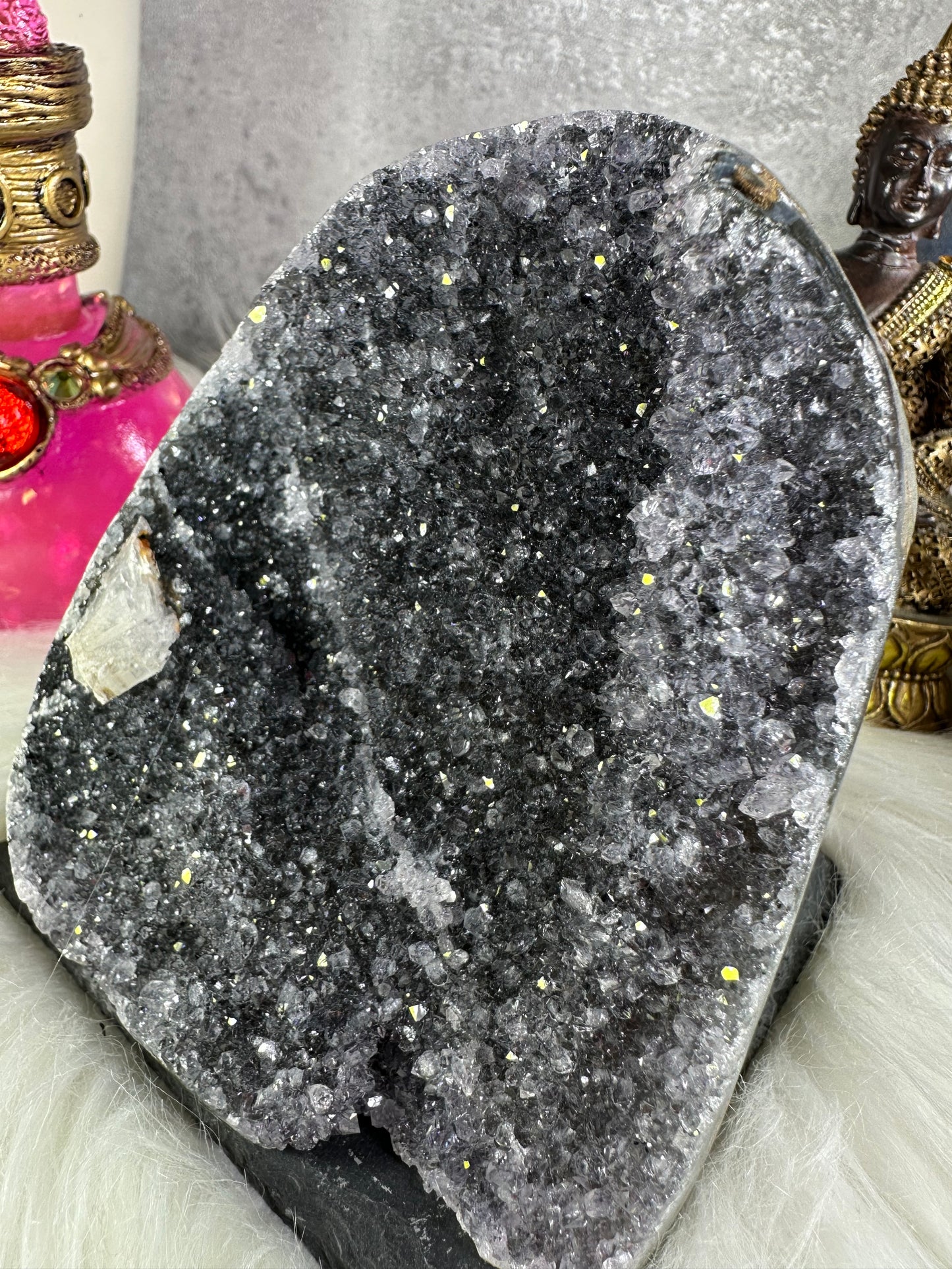 Graue Amethyst Druse mit Calcit