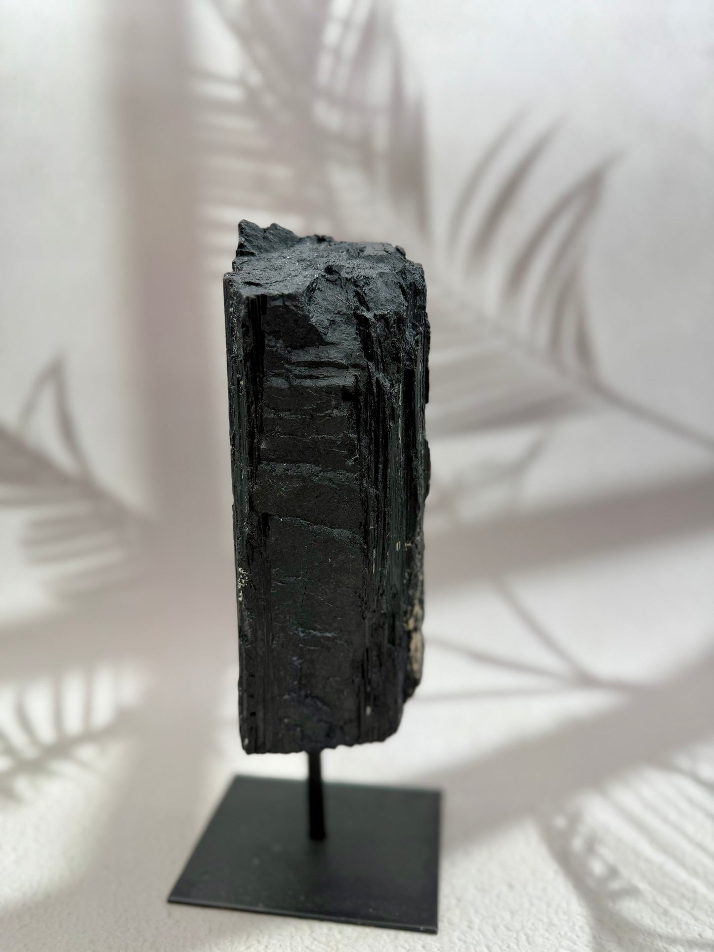 Schwarzer Turmalin roh auf Ständer