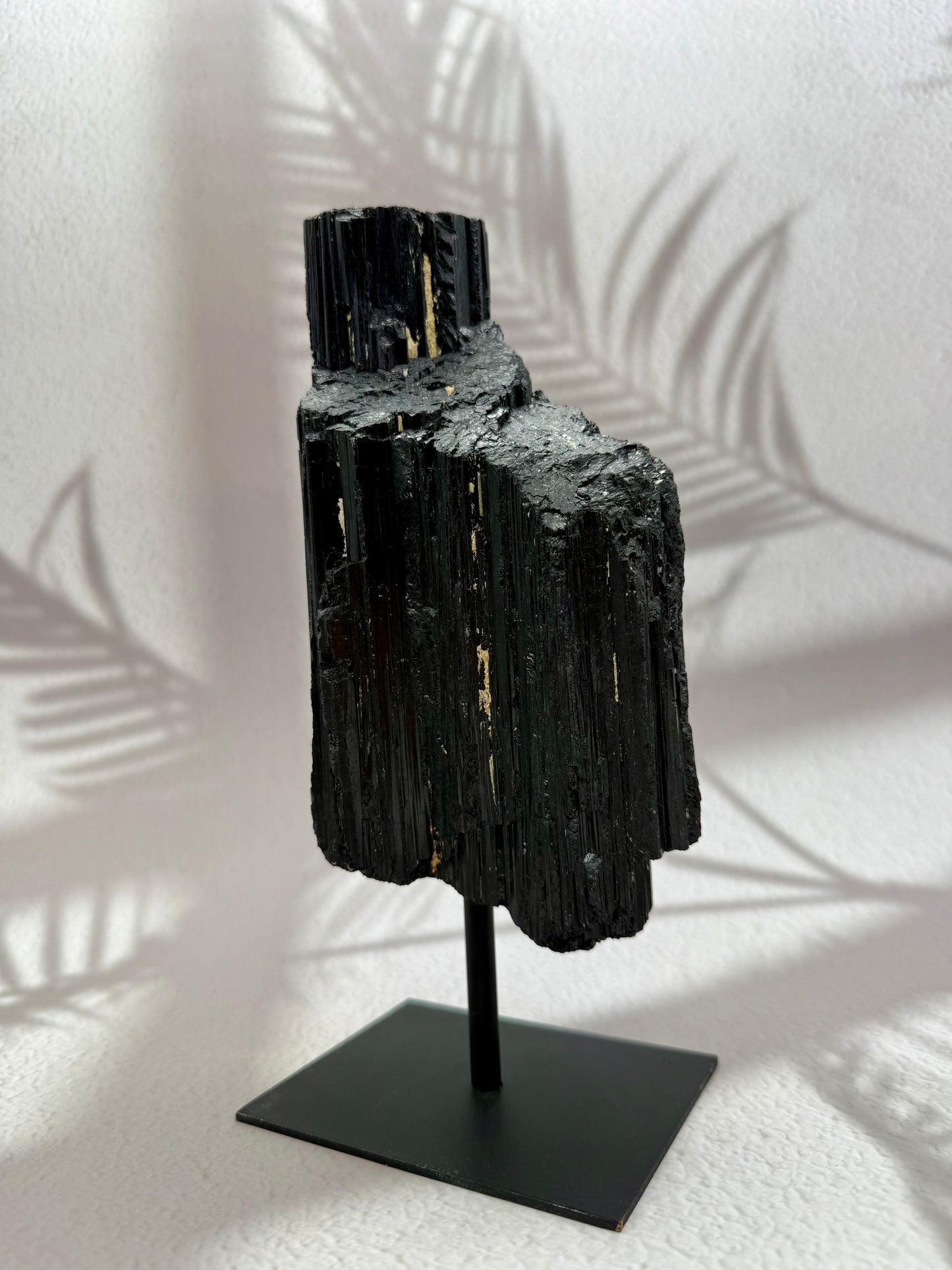 Schwarzer Turmalin auf Ständer