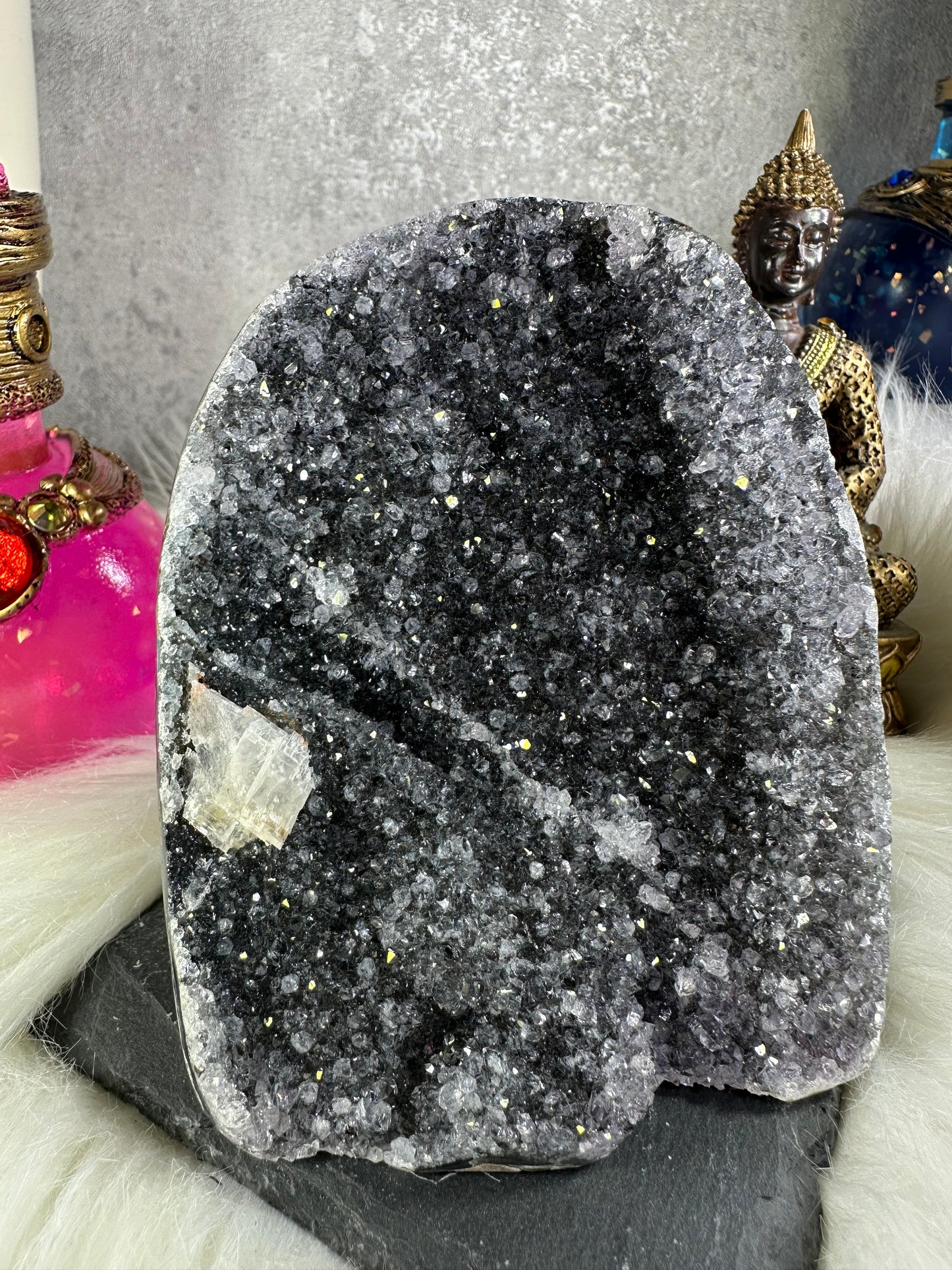 Graue Amethyst Druse mit Calcit