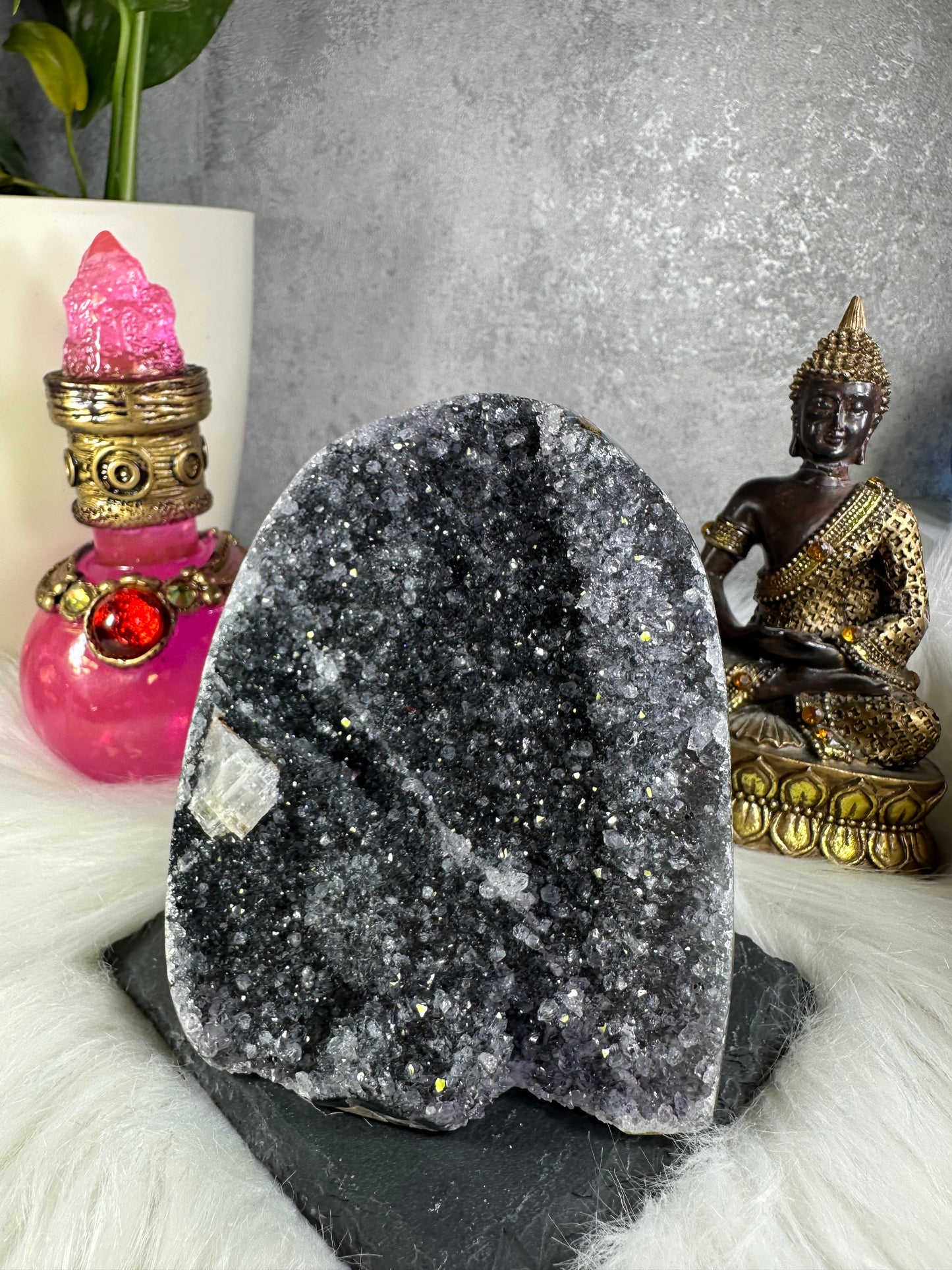 Graue Amethyst Druse mit Calcit