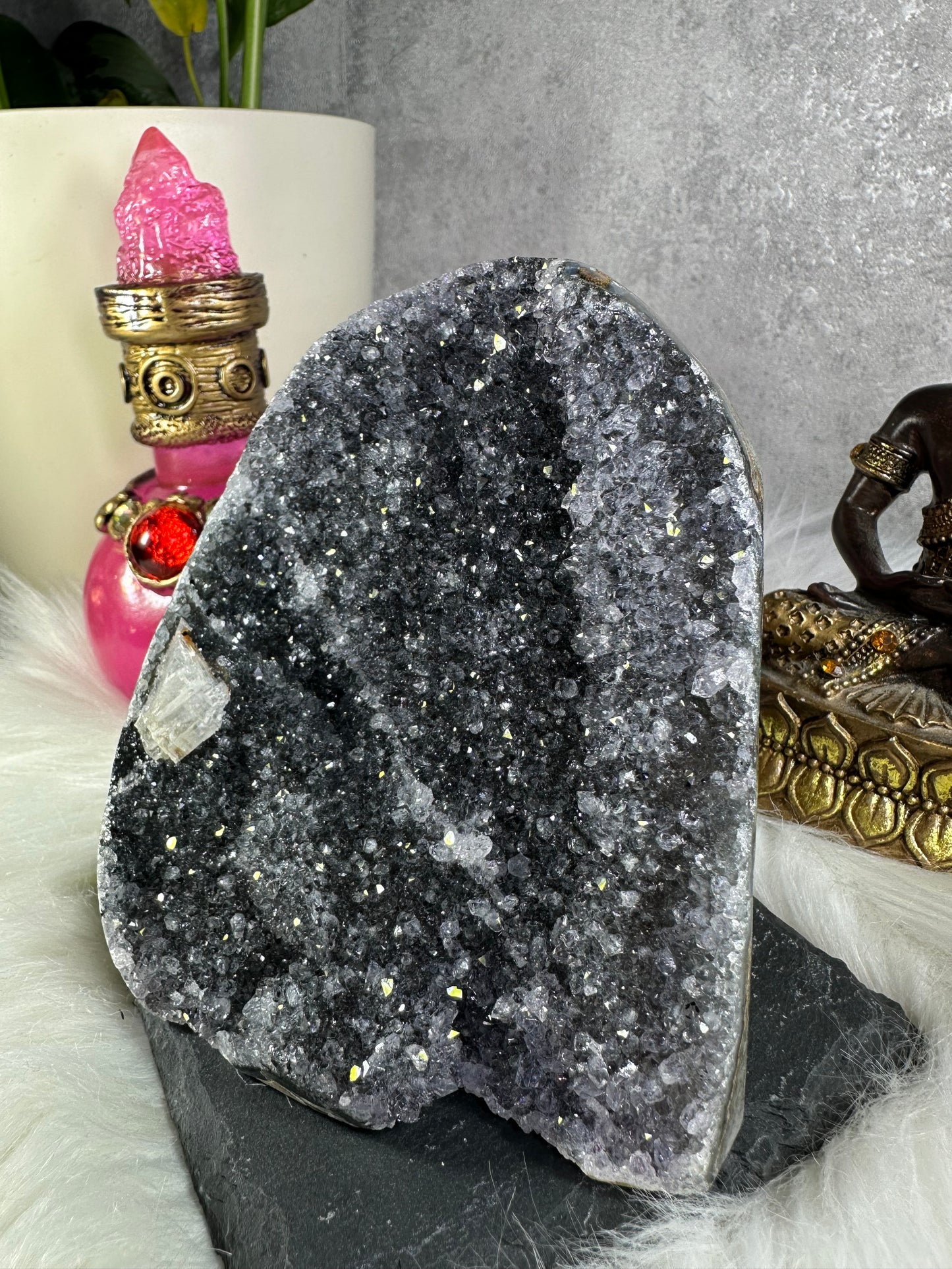 Graue Amethyst Druse mit Calcit