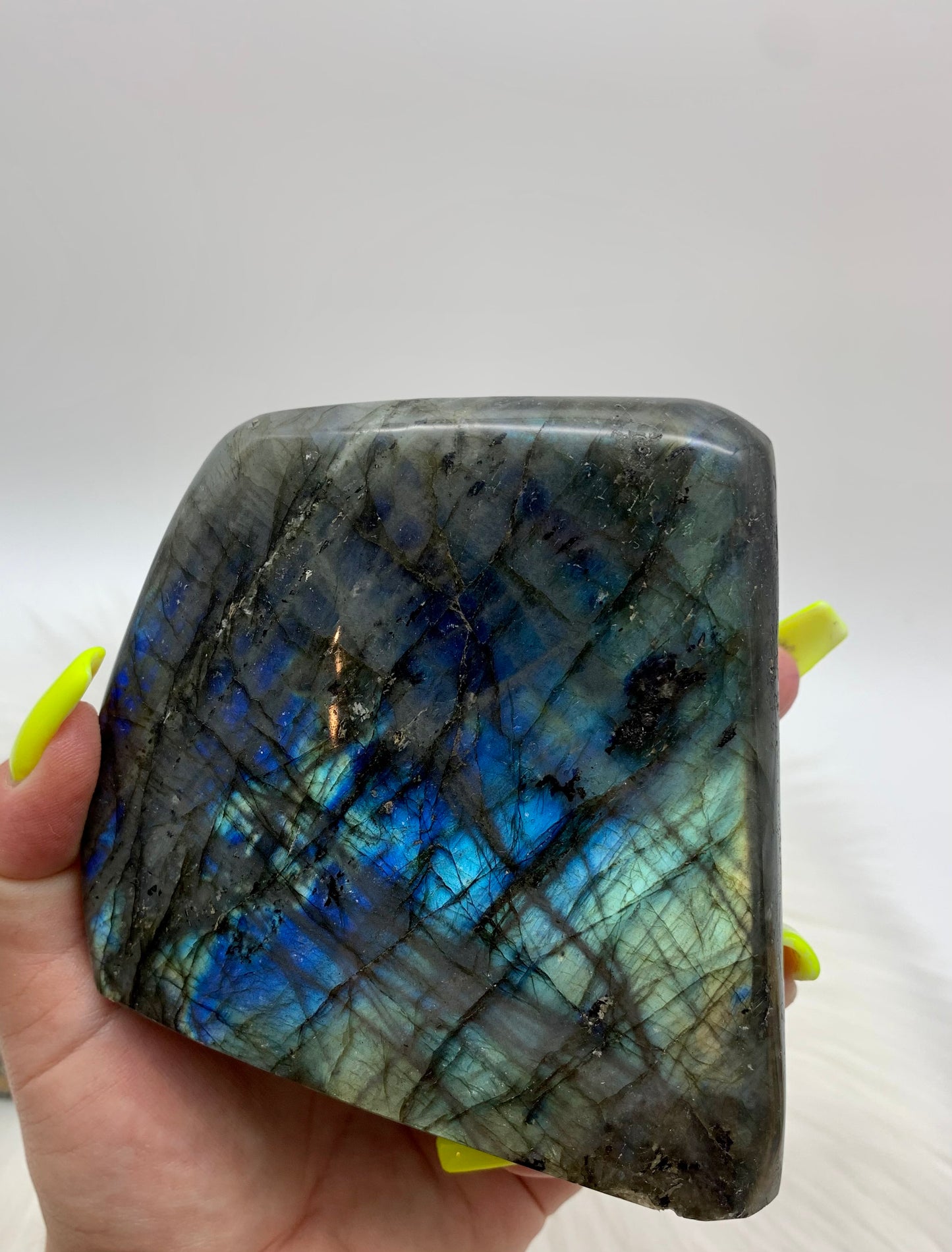 Labradorit Freeform - weißer/blauer/grüner/gelber Flash