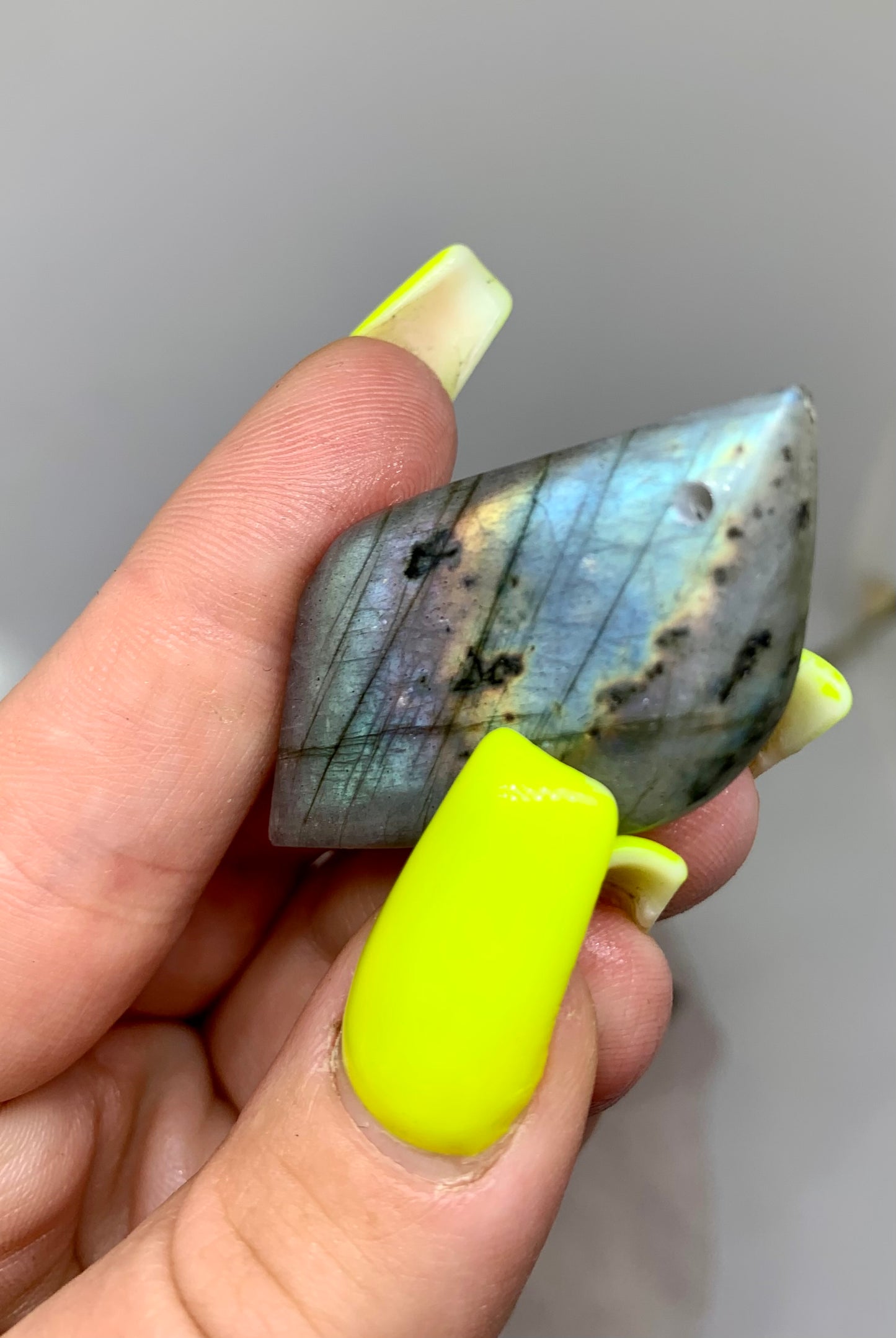 Labradorit Anhänger gebohrt - grün/blauer/goldener Flash