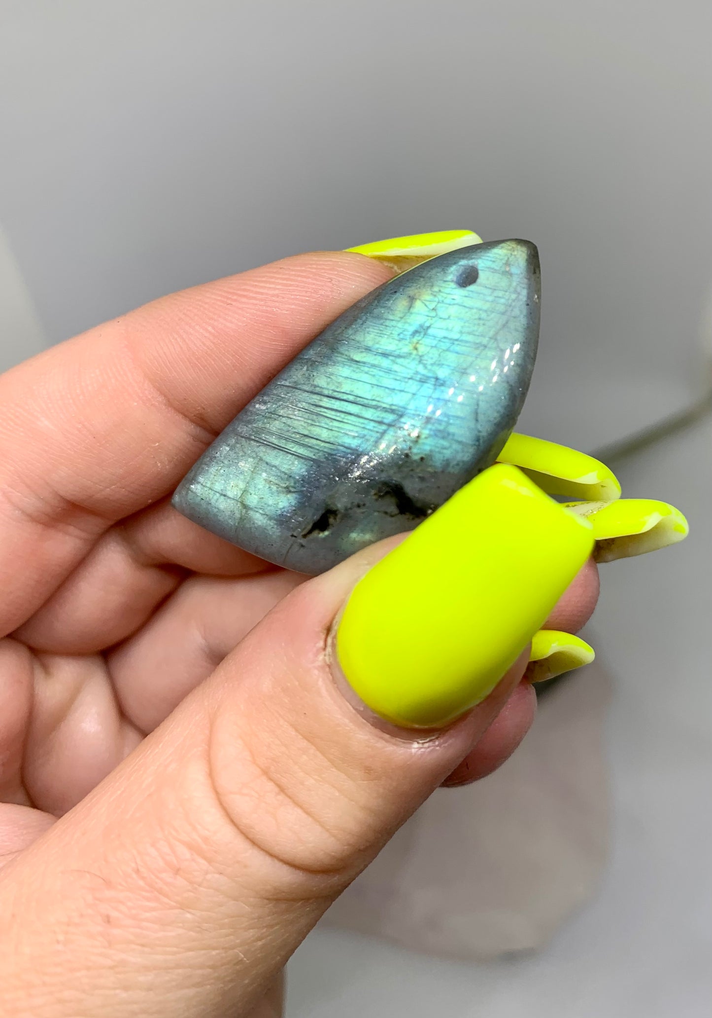 Labradorit Anhänger gebohrt - weißer/grüner/blauer Flash