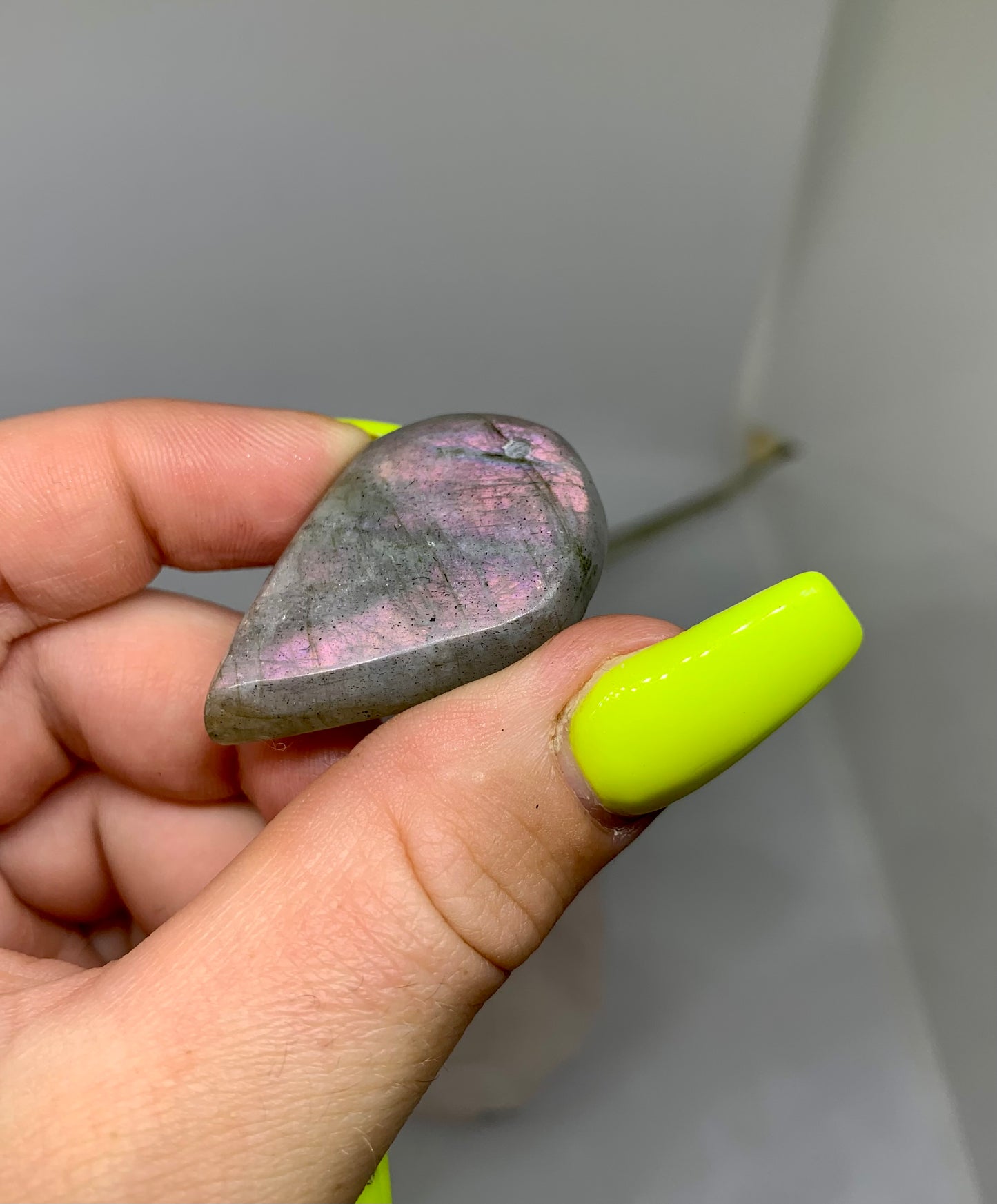 Labradorit Anhänger gebohrt - weißer/lila/goldener Flash