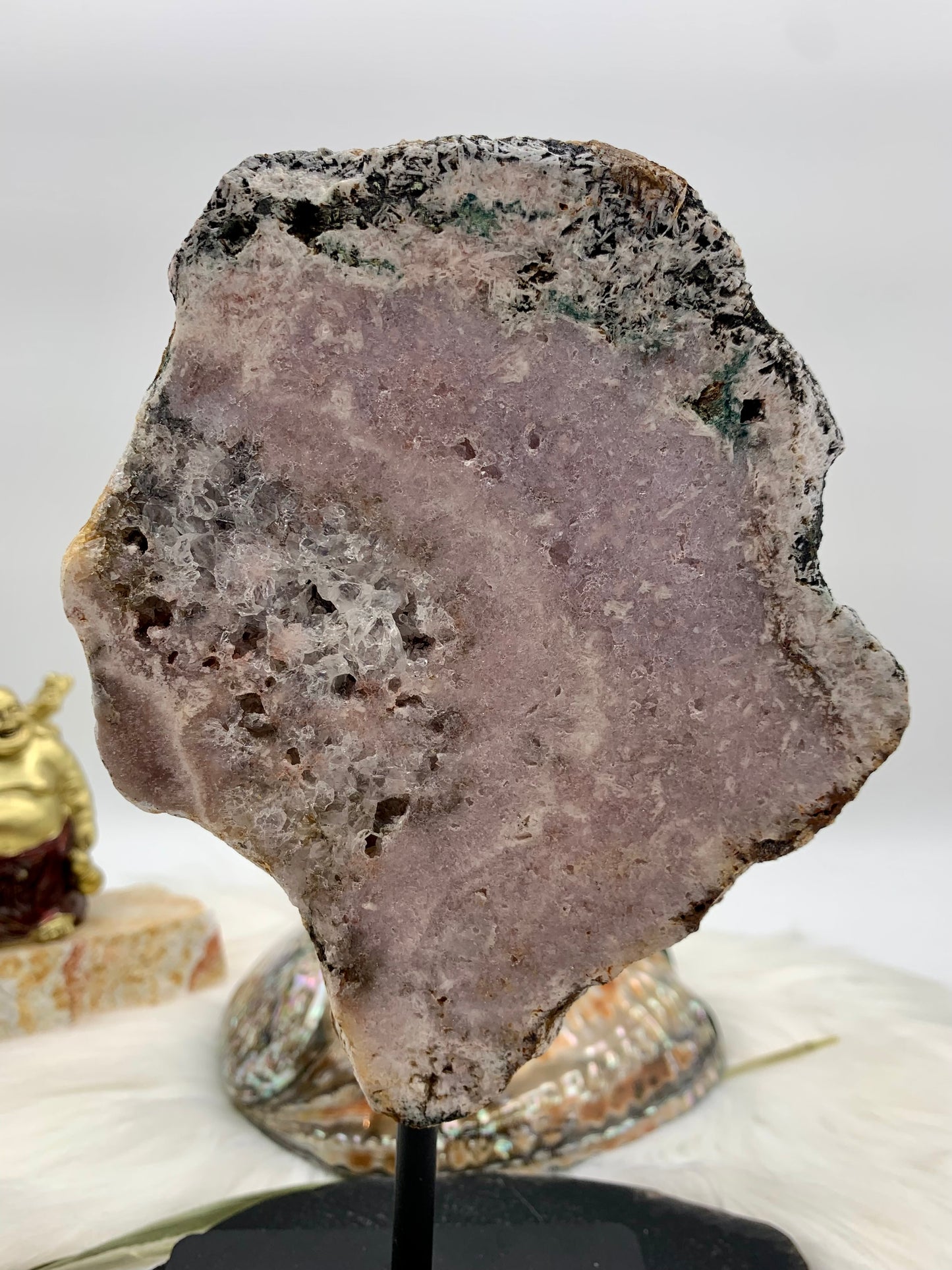 Pinker Amethyst auf Metallständer