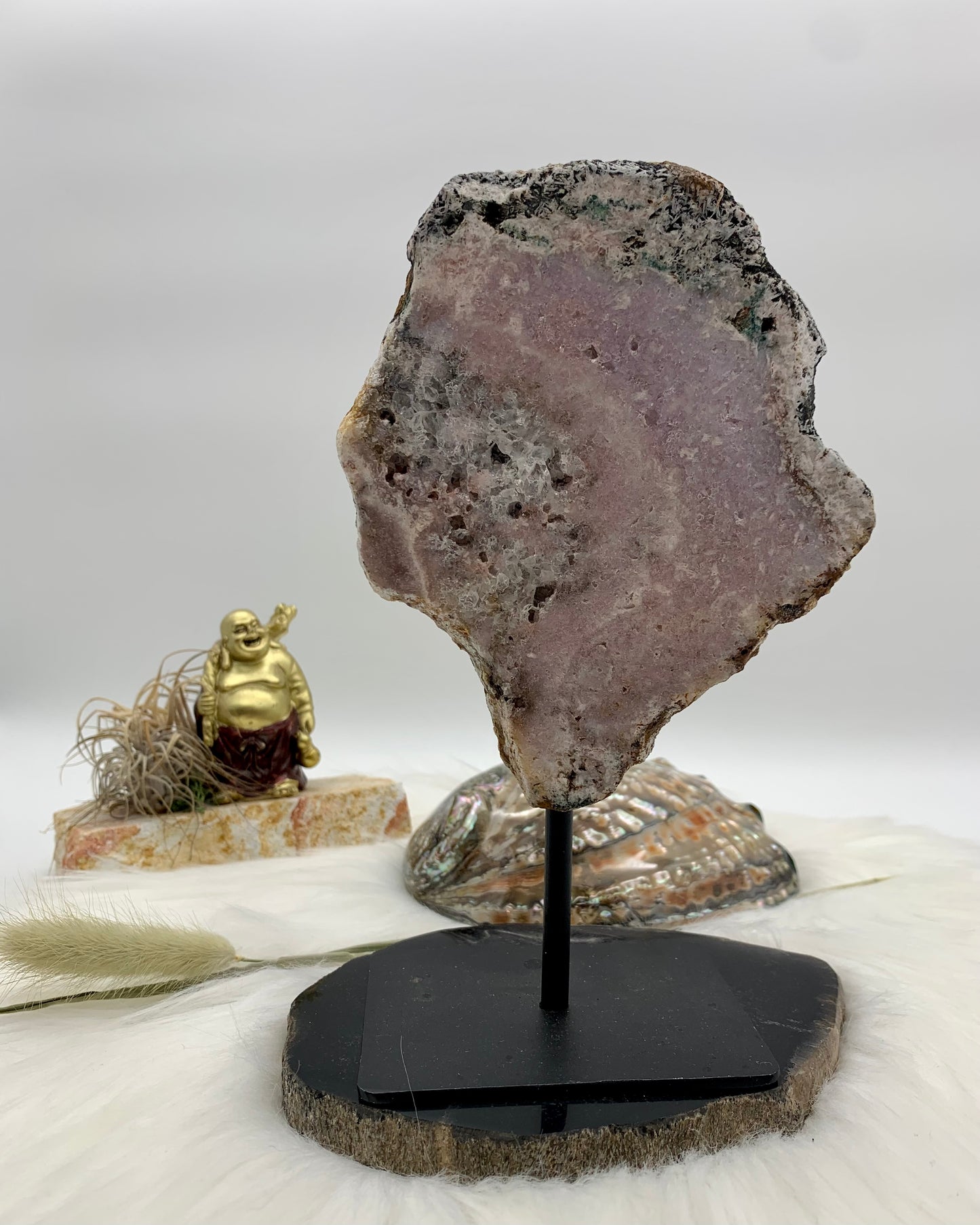 Pinker Amethyst auf Metallständer