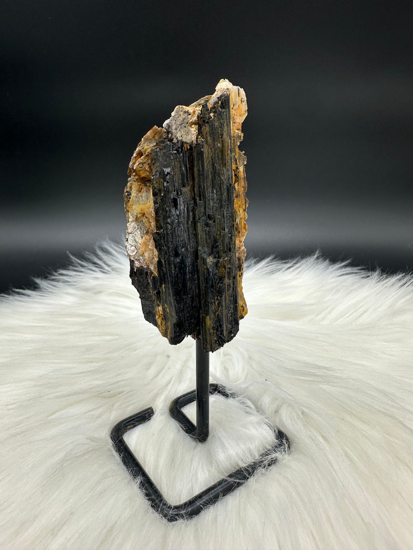 Schwarzer Turmalin mit Lepidolith roh II