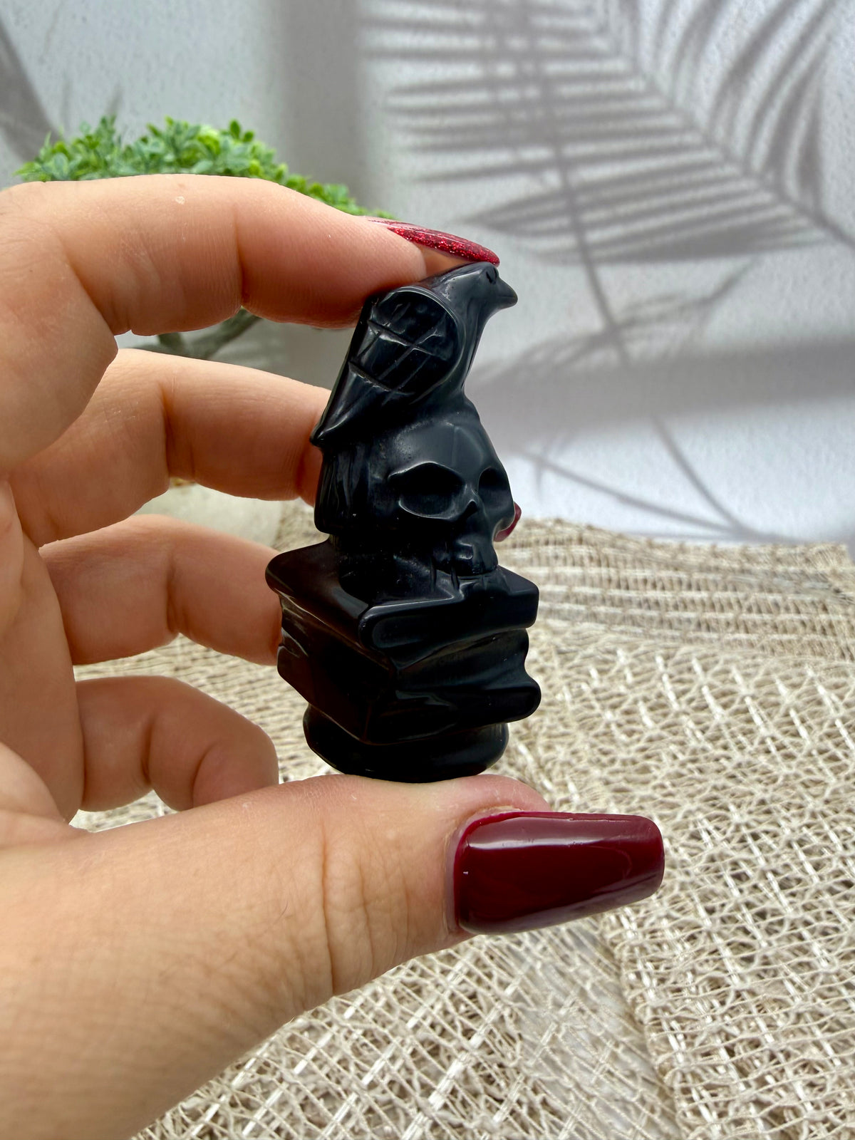 Turmalin Rabe mit Schädel Figur