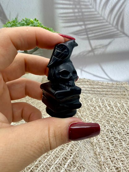 Turmalin Rabe mit Schädel Figur