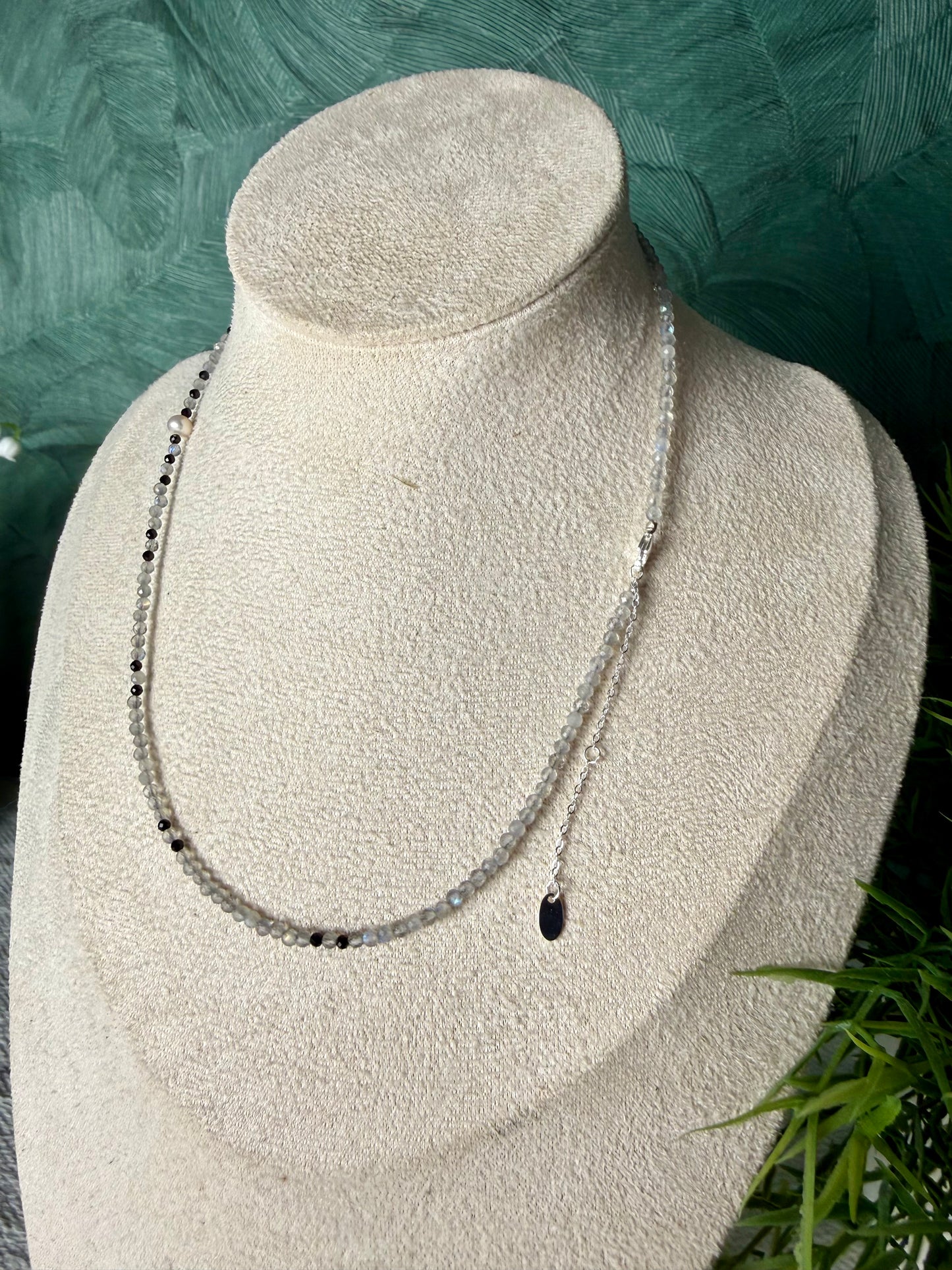 Edelsteinkette „Lumière Noire“ Labradorit, Spinell & Süßwasserperlmutt, 925 Silber
