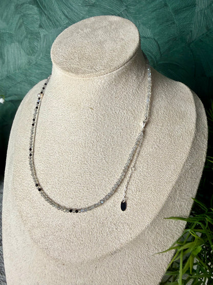 Edelsteinkette „Lumière Noire“ Labradorit, Spinell & Süßwasserperlmutt, 925 Silber