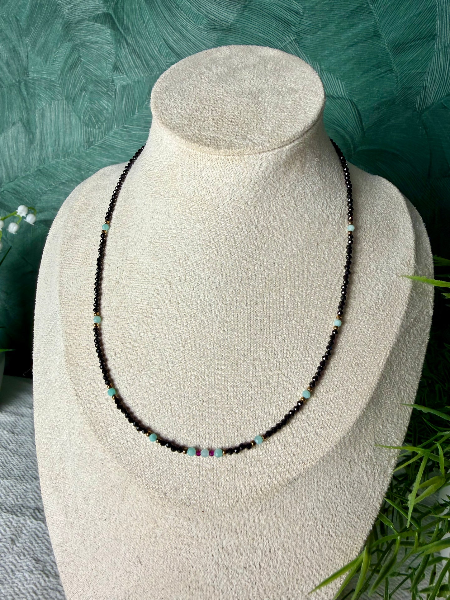 Edelsteinkette „Noir Éclat Tricolore“ Spinell, Aquamarin & Granat, 925 Silber, 18K vergoldet