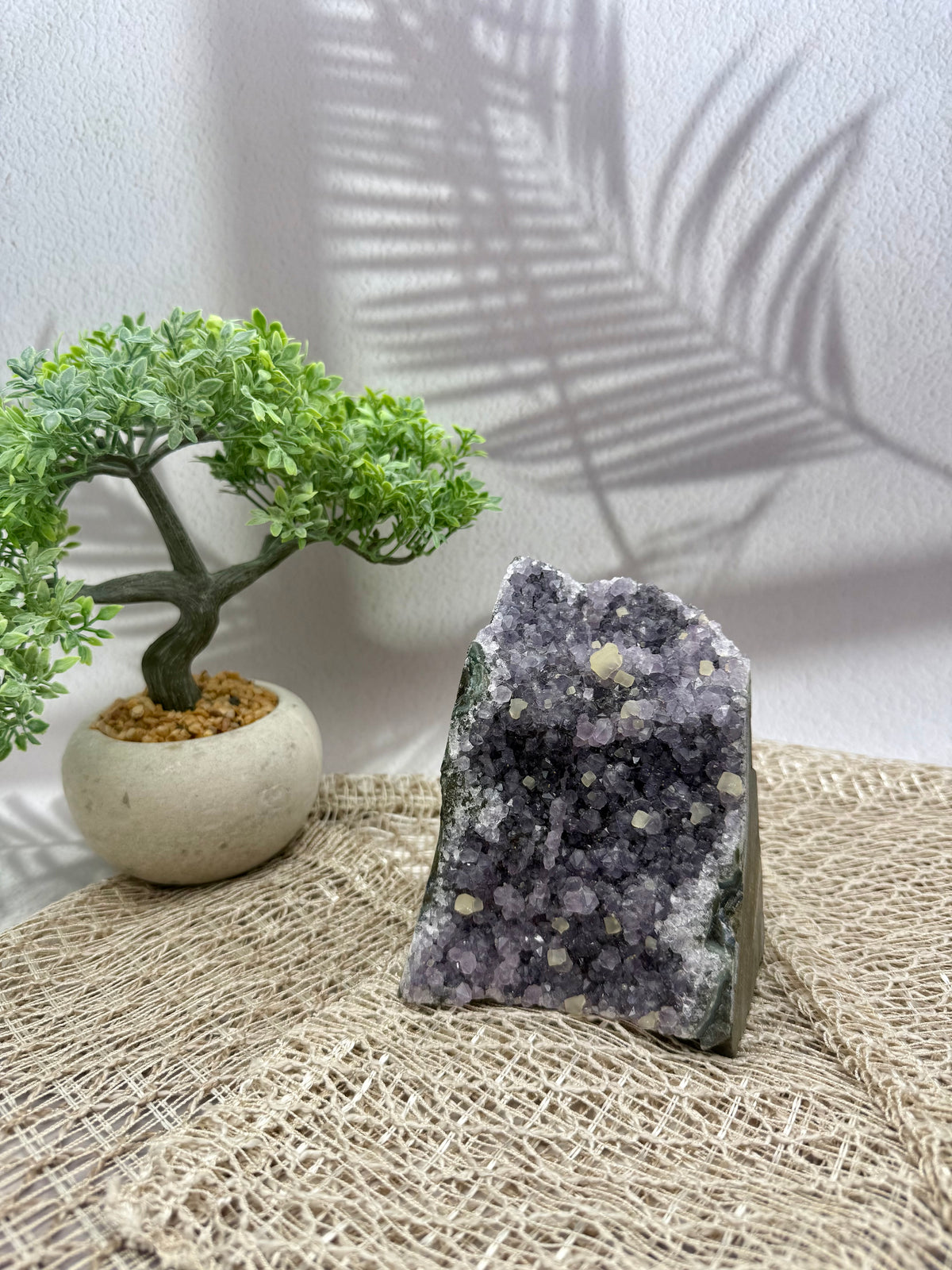 Amethyst mit Calcitwürfel