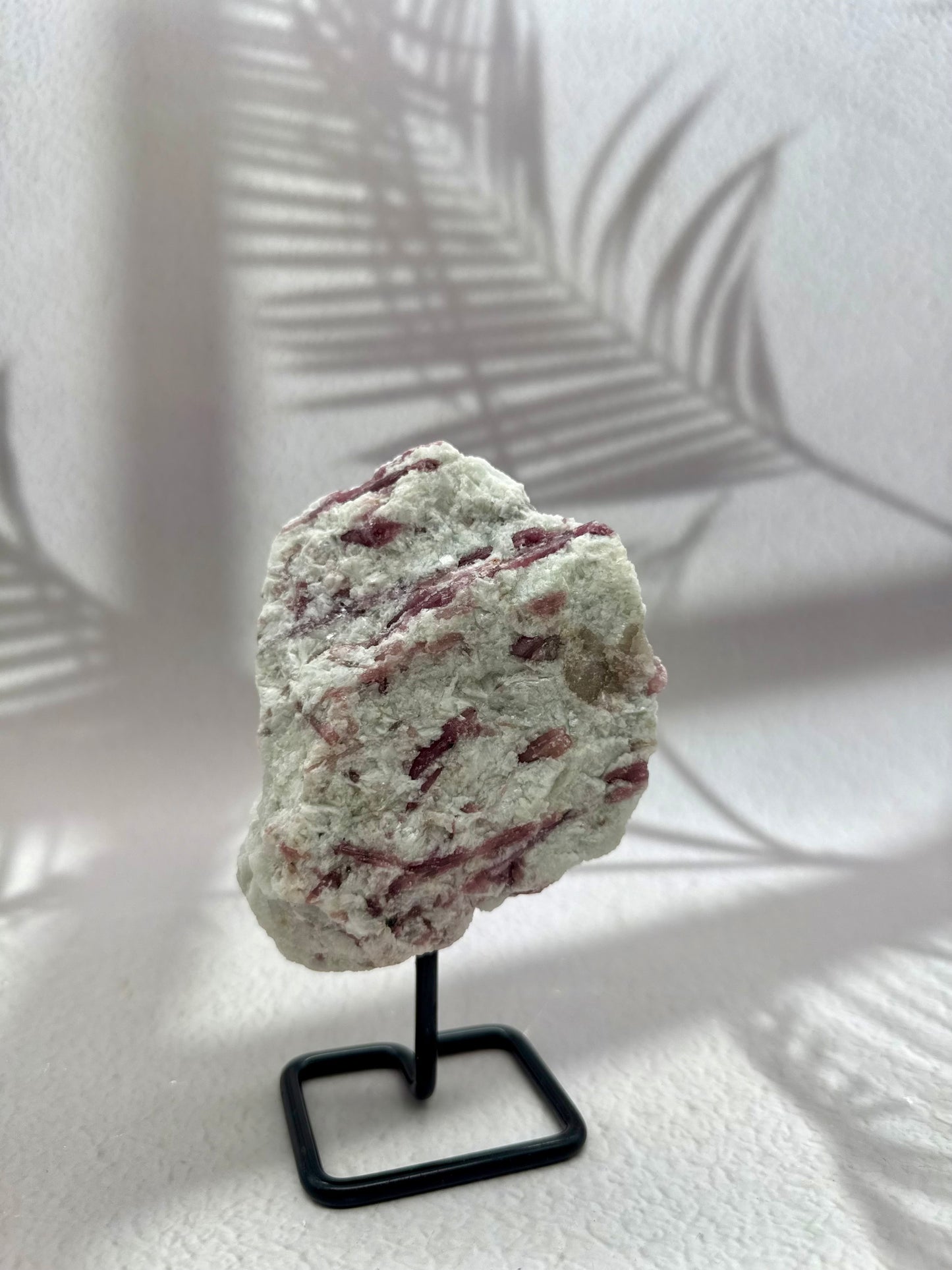 Pinker Turmalin auf Ständer II