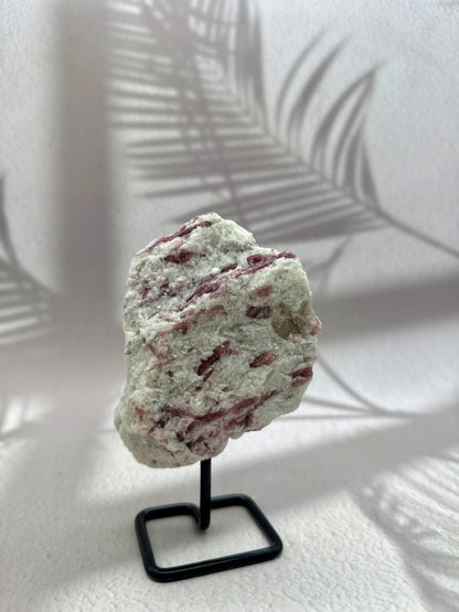 Pinker Turmalin auf Ständer II
