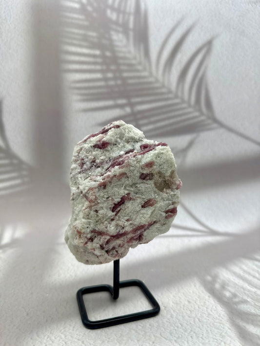 Pinker Turmalin auf Ständer II