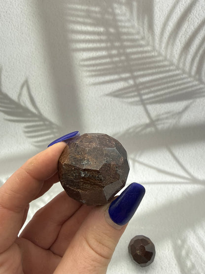 Facettierte Granat Kugel 1-2