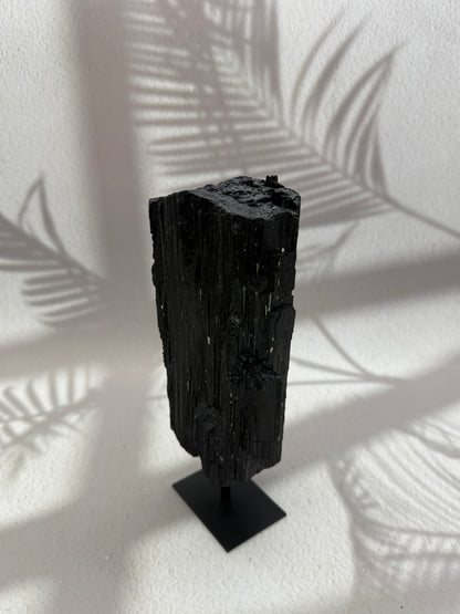 Schwarzer Turmalin auf Ständer V