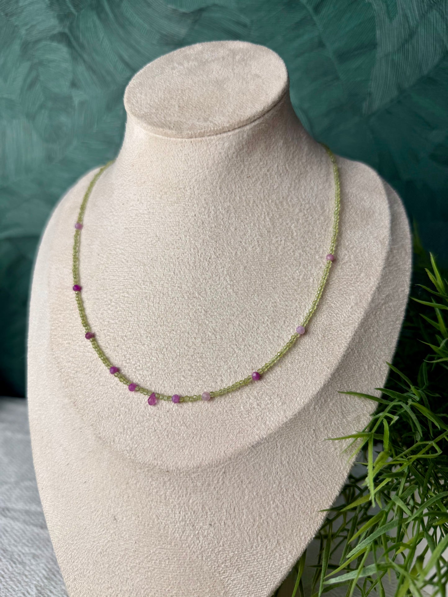 Edelsteinkette „Éclat Jardin“ Peridot, Rubin & Bunter Turmalin, 925 Silber, 18K vergoldet