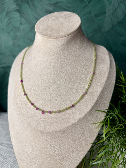 Edelsteinkette „Éclat Jardin“ Peridot, Rubin & Bunter Turmalin, 925 Silber, 18K vergoldet