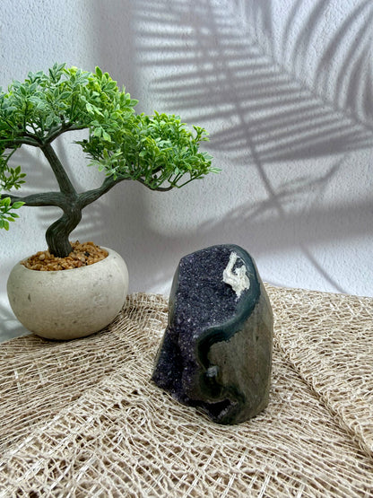 Amethyst Druse - dunkellila mit Calcit