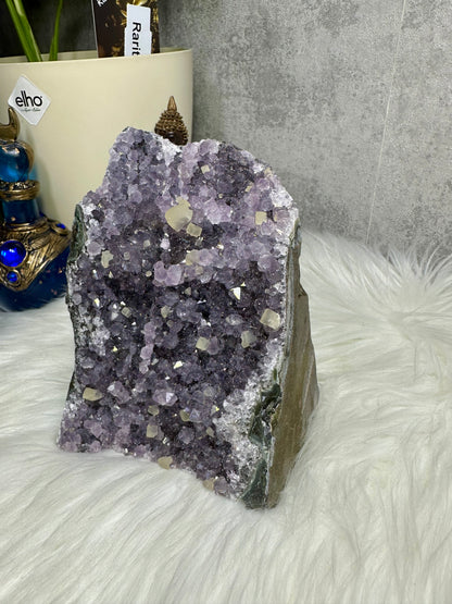 Amethyst mit Calcitwürfel